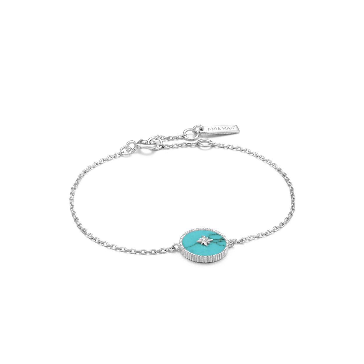 TURQUOISE EMBLEM BRACELET
Deze Ania Haie armband uit de serie Hidden Gem  is 925 zilver gerhodineerd. De Hidden Gem serie omarmt de natuur met de turquoise en parelmoeren elementen!

HET MERK
Ania Haie is een trendy london-based sieradenmerk. De sieraden zijn allemaal 925 zilver gerodineerd, 14kt gold plated of 14kt rosegold plated. De sieraden zijn perfect om te combineren, maar opvallend genoeg om op zichzelf te dragen. 

SPECIFICATIES
- Turquoise Emblem Bracelet
- Armband
- 925 zilver gerhodineerd
- 16,5 - 18,5cm
- AH B022-02H
