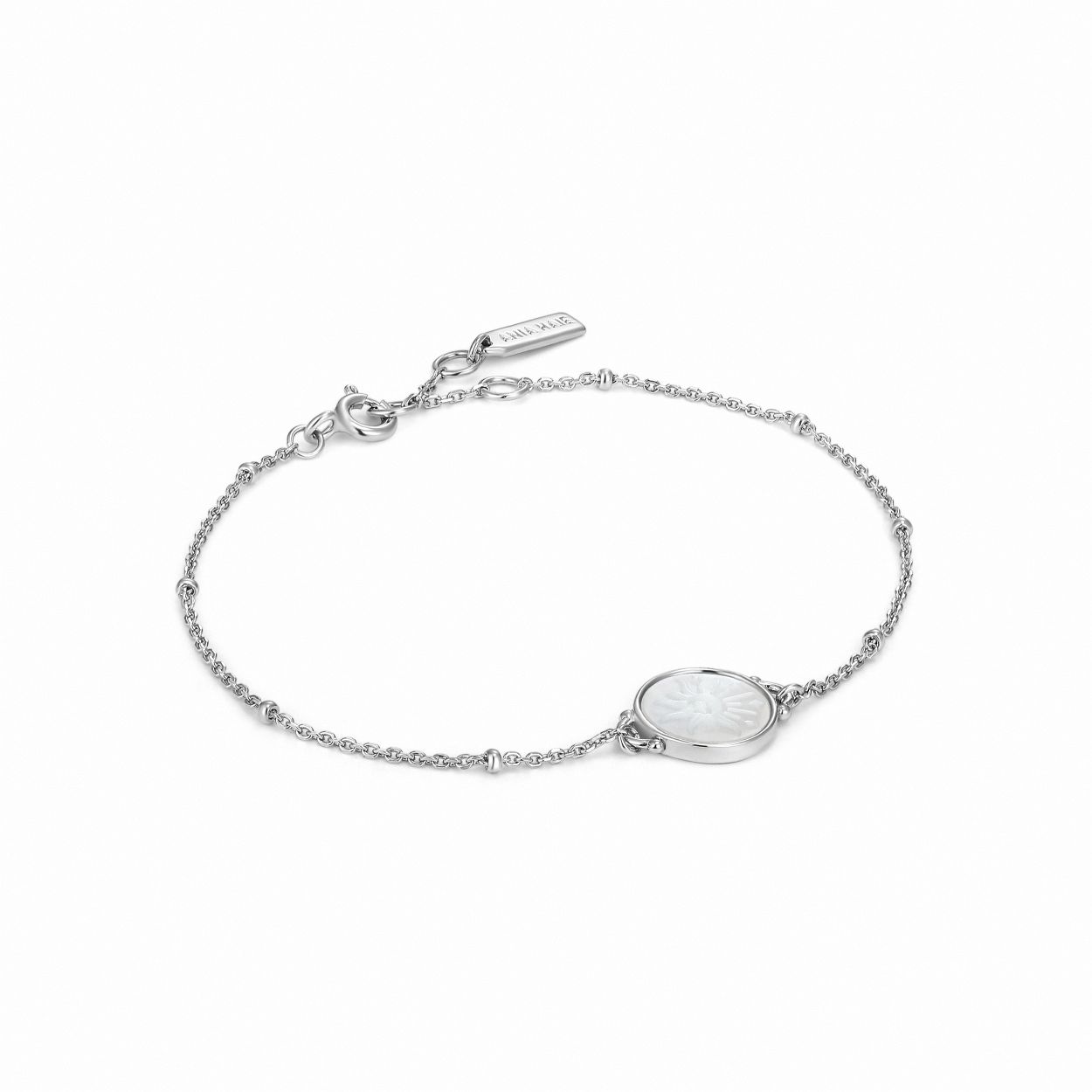 Deze armband is van het merk Ania Haie. Het is een damessieraad gemaakt van zilver. De armband is zilver van kleur.