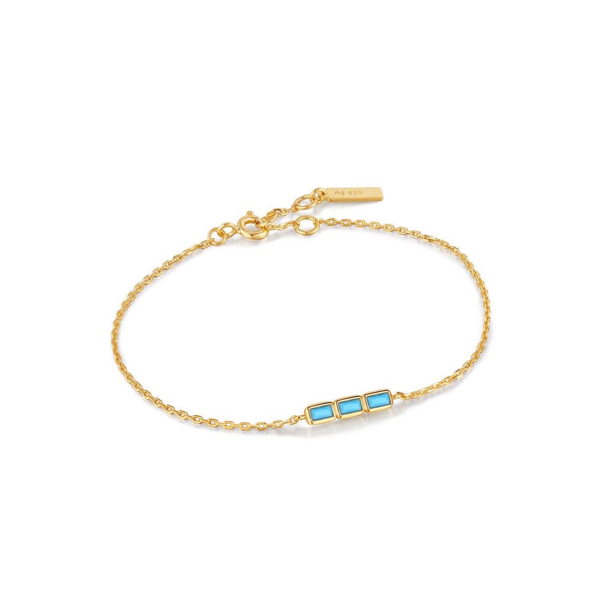 Deze prachtige 14K gold plated Turquoise Bar Bracelet uit de Into the Blue-collectie van Ania Haie is een echte musthave! De delicate schakelarmband wordt gecombineerd met een rij turkoois stenen. Het perfecte item om een vleugje kleur toe te voegen aan je dagelijkse sieradencollectie. Draag de sieraden uit deze collectie afzonderlijk voor een subtiel kleuraccent of combineer met meerdere pieces voor een opvallende look.

HET MERK
Ge�nspireerd door de laatste fashion trends is Ania Haie het toonaangevende sieradenmerk voor hoogkwalitatieve maar ook betaalbare zilveren sieraden. zonder op de kwaliteit in te leveren. Iedere collectie is gebaseerd op de laatste catwalktrends. waardoor Ania Haie snel tot h�t sieradenmerk voor stijlbewuste consumenten is verkozen. Elk sieraad wordt ontworpen om te combineren met andere sieraden waardoor je je eigen look kunt cre�ren. Maar ook zijn Ania Haie sieraden opvallend genoeg om op zichzelf te dragen. Sieraden uit de Ania Haie collectie zijn altijd gemaakt van 925 zilver met een finish van rhodium of van 14kt goud.

SPECIFICATIES
- Turquoise Bar Bracelet
- Armband
- 925 zilver met 14K gold plating
- Lengte verstelbaar: 16.5 - 18.5cm
- AH B033-01G