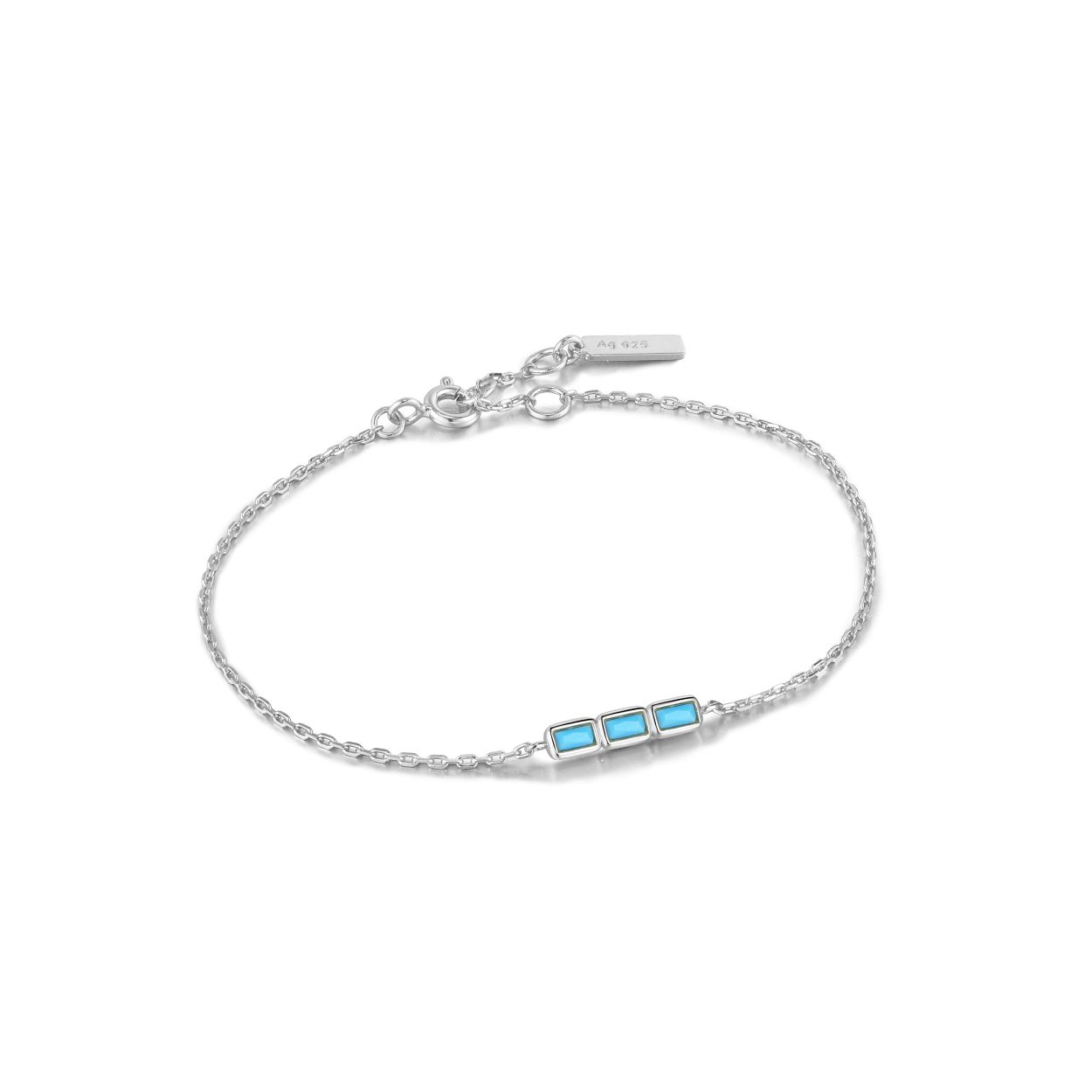 Deze prachtige 925 sterling zilveren Turquoise Bar Bracelet uit de Into the Blue-collectie van Ania Haie is een echte musthave! De delicate schakelarmband wordt gecombineerd met een rij turkoois stenen. Het perfecte item om een vleugje kleur toe te voegen aan je dagelijkse sieradencollectie. Draag de sieraden uit deze collectie afzonderlijk voor een subtiel kleuraccent of combineer met meerdere pieces voor een opvallende look.

HET MERK
Ge�nspireerd door de laatste fashion trends is Ania Haie het toonaangevende sieradenmerk voor hoogkwalitatieve maar ook betaalbare zilveren sieraden. zonder op de kwaliteit in te leveren. Iedere collectie is gebaseerd op de laatste catwalktrends. waardoor Ania Haie snel tot h�t sieradenmerk voor stijlbewuste consumenten is verkozen. Elk sieraad wordt ontworpen om te combineren met andere sieraden waardoor je je eigen look kunt cre�ren. Maar ook zijn Ania Haie sieraden opvallend genoeg om op zichzelf te dragen. Sieraden uit de Ania Haie collectie zijn altijd gemaakt van 925 zilver met een finish van rhodium of van 14kt goud.

SPECIFICATIES
- Turquoise Bar Bracelet
- Armband
- 925 zilver gerhodineerd
- Lengte verstelbaar: 16.5 - 18.5cm
- AH B033-01H