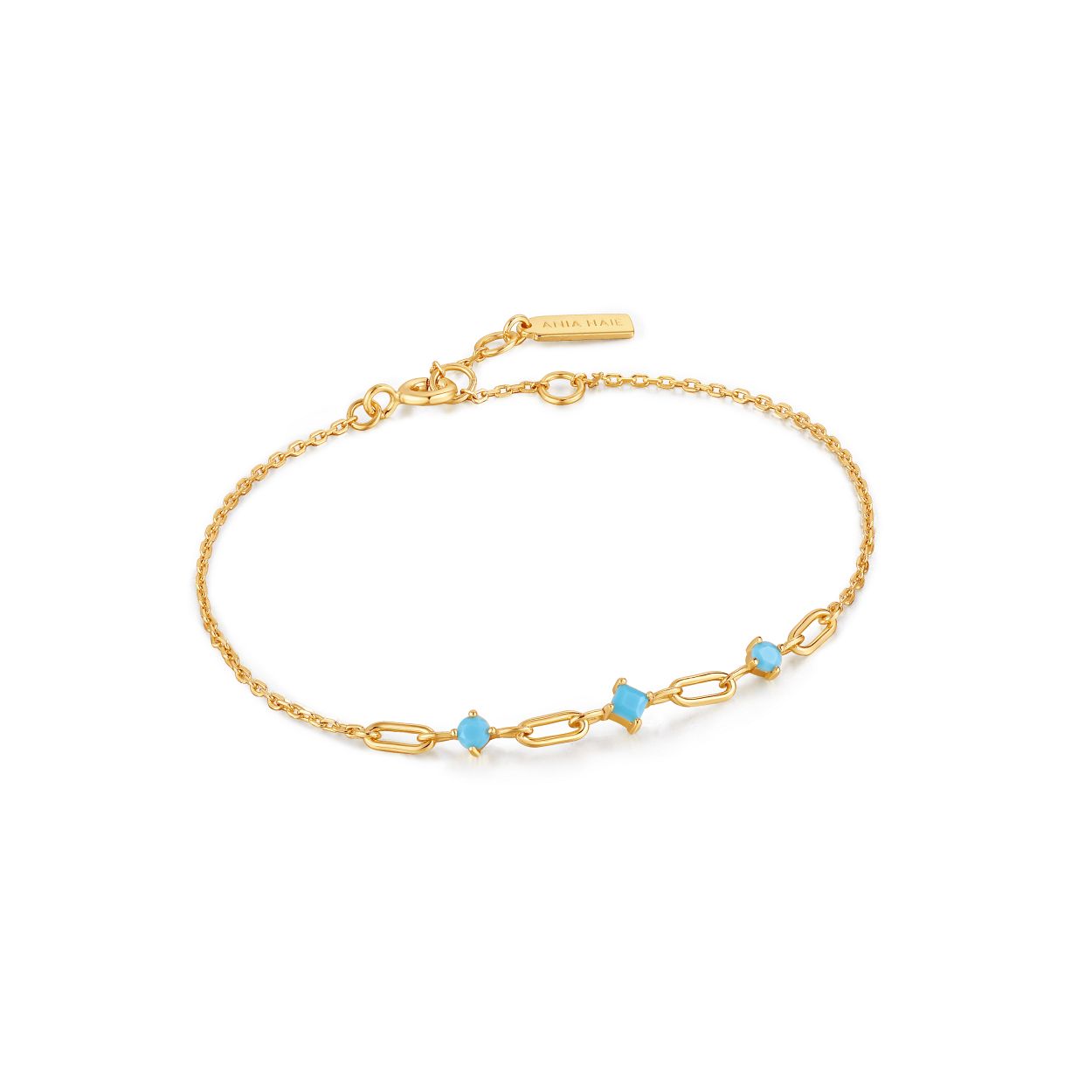 Kies dit seizoen voor trendy met deze opvallende 14K gold plated Turquoise Link Bracelet uit de Into the Blue-collectie van Ania Haie. De armband bestaat uit drie turkoois stenen die zijn samengevoegd met schakels. Het ideale item om wat plezier toe te voegen aan je eenvoudige alledaagse look. De armband is verstelbaar op drie lengtes.

HET MERK
Ge�nspireerd door de laatste fashion trends is Ania Haie het toonaangevende sieradenmerk voor hoogkwalitatieve maar ook betaalbare zilveren sieraden. zonder op de kwaliteit in te leveren. Iedere collectie is gebaseerd op de laatste catwalktrends. waardoor Ania Haie snel tot h�t sieradenmerk voor stijlbewuste consumenten is verkozen. Elk sieraad wordt ontworpen om te combineren met andere sieraden waardoor je je eigen look kunt cre�ren. Maar ook zijn Ania Haie sieraden opvallend genoeg om op zichzelf te dragen. Sieraden uit de Ania Haie collectie zijn altijd gemaakt van 925 zilver met een finish van rhodium of van 14kt goud.

SPECIFICATIES
- Turquoise Link Bracelet
- Armband
- 925 zilver met 14K gold plating
- Lengte verstelbaar: 16.5 - 18.5cm
- AH B033-02G