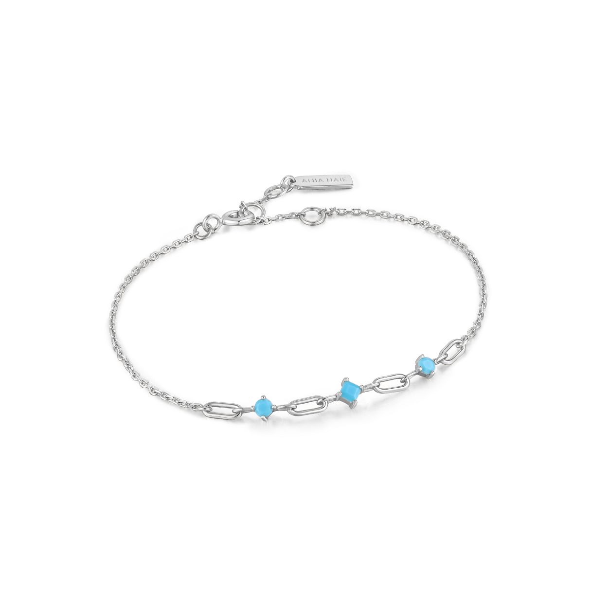 Kies dit seizoen voor trendy met deze opvallende 925 sterling zilveren Turquoise Link Bracelet uit de Into the Blue-collectie van Ania Haie. De armband bestaat uit drie turkoois stenen die zijn samengevoegd met schakels. Het ideale item om wat plezier toe te voegen aan je eenvoudige alledaagse look. De armband is verstelbaar op drie lengtes.

HET MERK
Ge�nspireerd door de laatste fashion trends is Ania Haie het toonaangevende sieradenmerk voor hoogkwalitatieve maar ook betaalbare zilveren sieraden. zonder op de kwaliteit in te leveren. Iedere collectie is gebaseerd op de laatste catwalktrends. waardoor Ania Haie snel tot h�t sieradenmerk voor stijlbewuste consumenten is verkozen. Elk sieraad wordt ontworpen om te combineren met andere sieraden waardoor je je eigen look kunt cre�ren. Maar ook zijn Ania Haie sieraden opvallend genoeg om op zichzelf te dragen. Sieraden uit de Ania Haie collectie zijn altijd gemaakt van 925 zilver met een finish van rhodium of van 14kt goud.

SPECIFICATIES
- Turquoise Link Bracelet
- Armband
- 925 zilver gerhodineerd
- Lengte verstelbaar: 16.5 - 18.5cm
- AH B033-02H
