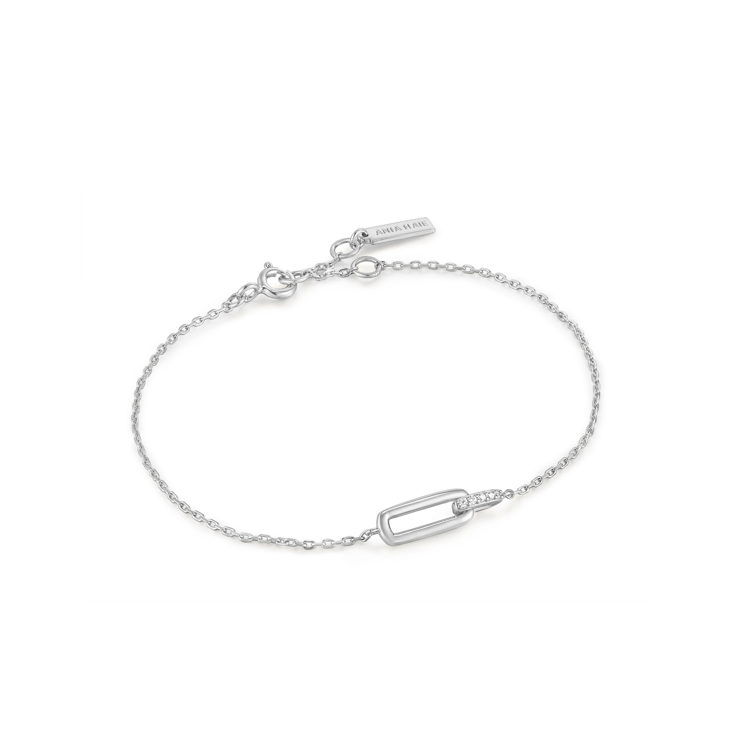 Glam Interlock Bracelet
Voeg wat trendy details toe aan je polsen met deze eenvoudige maar tijdloze armband van Ania Haie. Het prachtige schakeldetail met sprankelende zirkonia stenen, maakt deze armband perfect om je look minimaal te houden of te stapelen met je favoriete armbanden.

HET MERK
Geïnspireerd door de laatste fashion trends is Ania Haie het toonaangevende sieradenmerk voor hoogkwalitatieve maar ook betaalbare zilveren sieraden, zonder op de kwaliteit in te leveren. Iedere collectie is gebaseerd op de laatste catwalktrends, waardoor Ania Haie snel tot hét sieradenmerk voor stijlbewuste consumenten is verkozen. Elk sieraad wordt ontworpen om te combineren met andere sieraden waardoor je je eigen look kunt creëren. Maar ook zijn Ania Haie sieraden opvallend genoeg om op zichzelf te dragen. Sieraden uit de Ania Haie collectie zijn altijd gemaakt van 925 zilver met een finish van rhodium of van 14kt goud.

SPECIFICATIES
- Glam Interlock Bracelet
- Armband
- 925 zilver gerodineerd
- Lengte verstelbaar: 16,5 - 18,5cm
- AH B037-01H