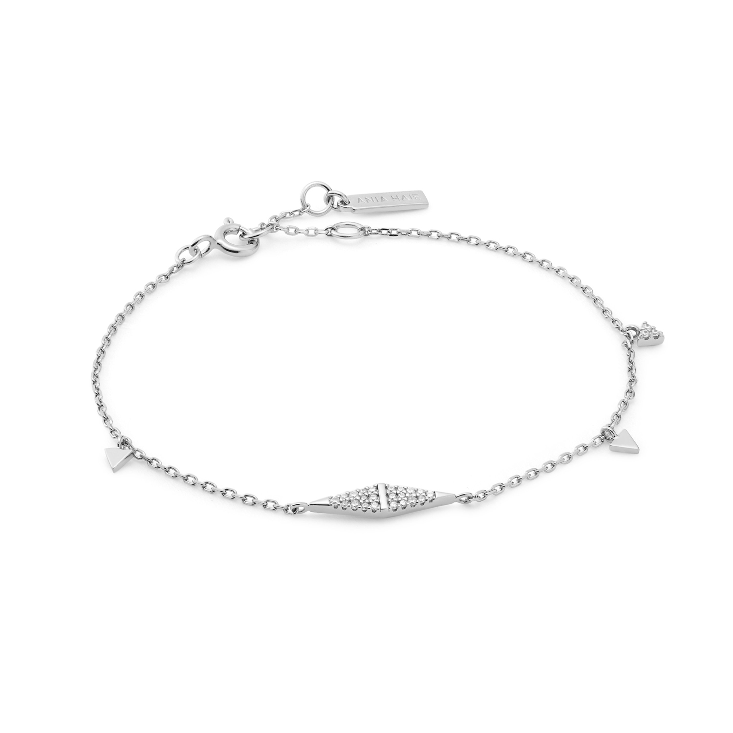 Versier je polsen met iets sprankelends dit seizoen met deze gerhodineerd sterling zilveren armband. Deze sierlijke armband heeft een verlengkettinkje met drie lengte-opties voor de perfecte pasvorm en is afgewerkt met glinsterende zirkonia.

HET MERK
Geïnspireerd door de laatste fashion trends is Ania Haie het toonaangevende sieradenmerk voor hoogkwalitatieve maar ook betaalbare zilveren sieraden, zonder op de kwaliteit in te leveren. Iedere collectie is gebaseerd op de laatste catwalktrends, waardoor Ania Haie snel tot hét sieradenmerk voor stijlbewuste consumenten is verkozen. Elk sieraad wordt ontworpen om te combineren met andere sieraden waardoor je je eigen look kunt creëren. Maar ook zijn Ania Haie sieraden opvallend genoeg om op zichzelf te dragen.

SPECIFICATIES
- Ania Haie
- Armband
- 925 zilver 
- Lengte 18,5cm
- AH B053-02H