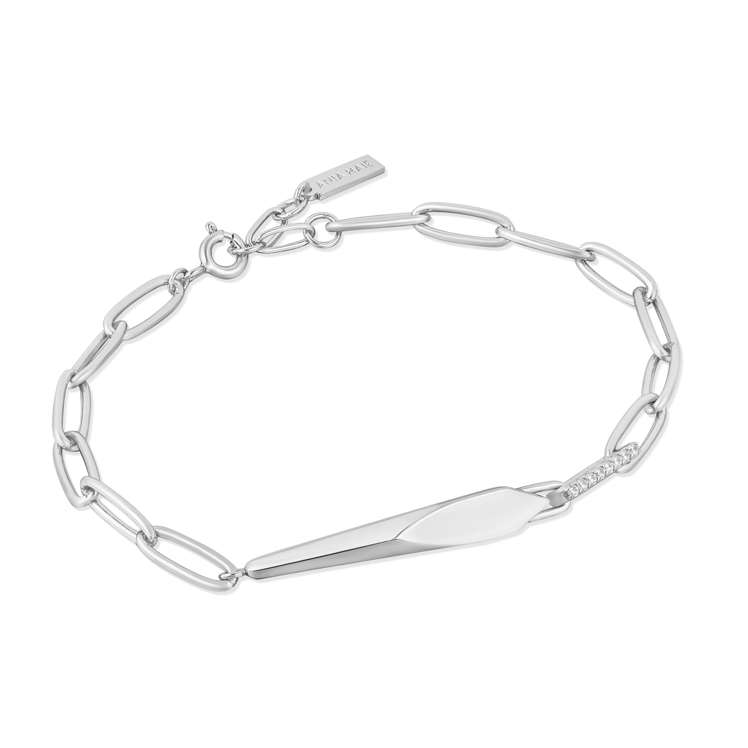 Grove kettingen gaan nergens heen, dus sla het perfecte grove stuk in om te combineren met je favoriete armbanden. Deze gerhodineerd sterling zilveren armband heeft een opvallend geometrisch staafdetail en is afgewerkt met een sprankelende schakel van kubieke zirkonia's. Hij maakt een eenvoudige look meteen een stuk mooier.

HET MERK
Geïnspireerd door de laatste fashion trends is Ania Haie het toonaangevende sieradenmerk voor hoogkwalitatieve maar ook betaalbare zilveren sieraden, zonder op de kwaliteit in te leveren. Iedere collectie is gebaseerd op de laatste catwalktrends, waardoor Ania Haie snel tot hét sieradenmerk voor stijlbewuste consumenten is verkozen. Elk sieraad wordt ontworpen om te combineren met andere sieraden waardoor je je eigen look kunt creëren. Maar ook zijn Ania Haie sieraden opvallend genoeg om op zichzelf te dragen.

SPECIFICATIES
- Ania Haie
- Armband
- 925 zilver 
- Lengte 18,5cm
- AH B053-03H