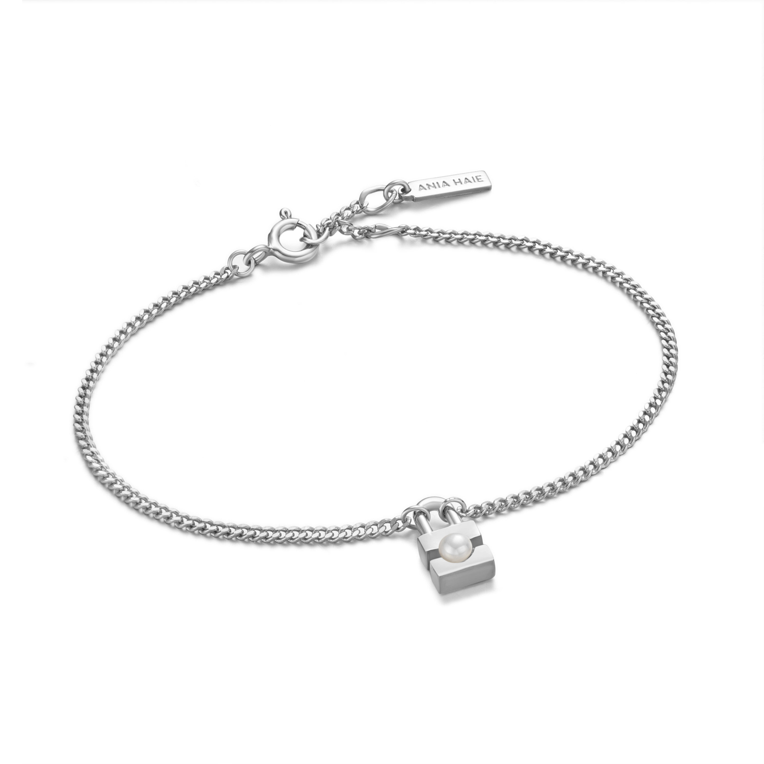 Versier je polsen met een nieuwe kijk op parels met deze statement gerhodineerd sterling zilveren armband. Deze delicate armband is gemaakt van moderne hardware in combinatie met een prachtig schelppareldetail. Kies uit drie verstelbare maten en combineer de armband met grote zilveren kettingen voor een gelaagde look.

HET MERK
Geïnspireerd door de laatste fashion trends is Ania Haie het toonaangevende sieradenmerk voor hoogkwalitatieve maar ook betaalbare zilveren sieraden, zonder op de kwaliteit in te leveren. Iedere collectie is gebaseerd op de laatste catwalktrends, waardoor Ania Haie snel tot hét sieradenmerk voor stijlbewuste consumenten is verkozen. Elk sieraad wordt ontworpen om te combineren met andere sieraden waardoor je je eigen look kunt creëren. Maar ook zijn Ania Haie sieraden opvallend genoeg om op zichzelf te dragen.

SPECIFICATIES
- Ania Haie
- Armband
- 925 zilver 
- Parel
- AH B054-01H
