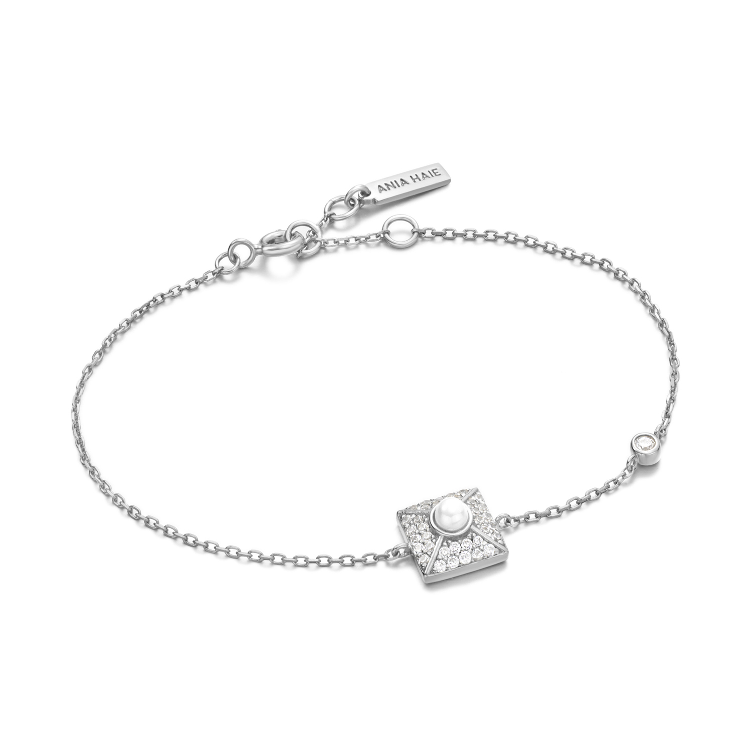 Ontdek deze bewerkte statement armband, de perfecte balans tussen een eigentijdse stijl en een vintage twist. De armband is gezet aan een delicate ketting en afgewerkt met een sprankelend multidimensionaal detail van zirkonia's en schelpparels, vervaardigd in gerhodineerd sterling zilver.