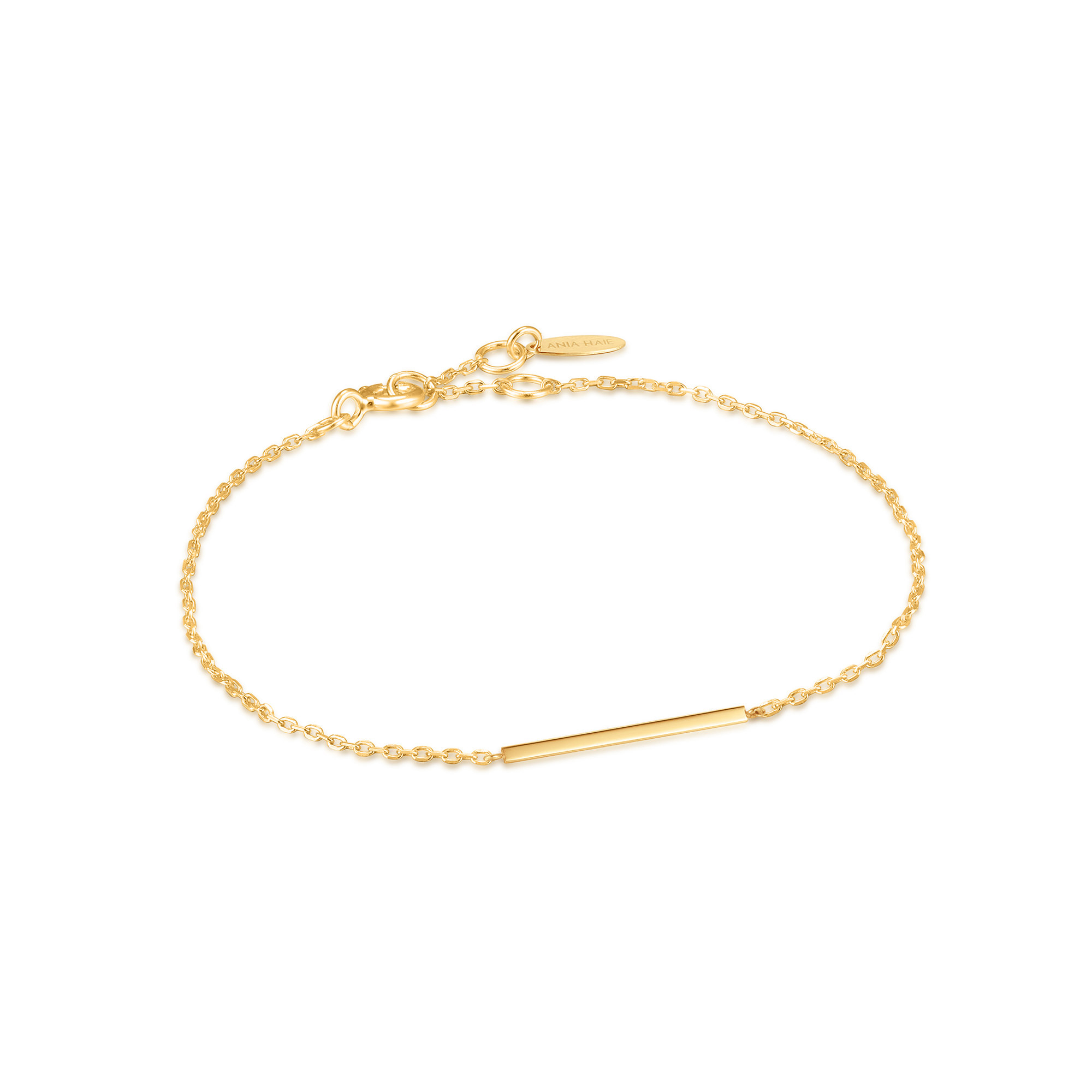 Deze 14kt gouden armband is perfect voor elke dag! De armband is afgewerkt met een staafdetail. Ontdek de drie verstelbare maatkeuzes voor de perfecte pasvorm.

HET MERK
Ania Haie staat bekend als fashion-forward sieradenmerk en heeft een toonaangevende naam opgebouwd. Een uitstekend moment om het merk verder uit te bouwen met een 14kt massief gouden collectie: Ania Haie 14kt Gold! In lijn met Ania Haieaâs streven om een duurzamer merk te worden, is de 14kt gouden collectie gemaakt van 100% gerecycled 14kt goud en bevat conflictvrije en volledig traceerbare natuurlijke diamanten en echte edelstenen, zoals witte saffieren, opalen en turquoise.

SPECIFICATIES
- 14kt Gold Solid Bar Bracelet
- Armband
- 14kt goud
- Lengte verstelbaar: 16,5 - 18,5cm
- AH BAU001-06YG