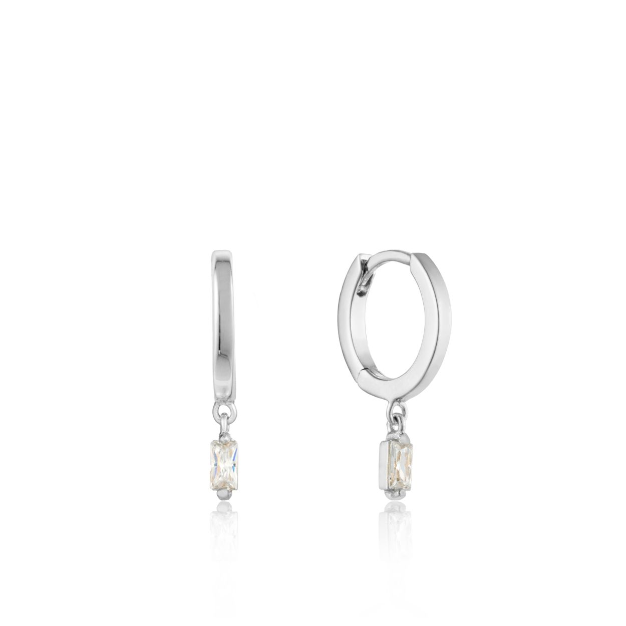 Ania Haie oorringen ‘Glow Huggie Hoops’ uit de serie Glow Getter. De Glow Getter serie bestaat uit minimalistische items met glinsterende zirkonia details.

