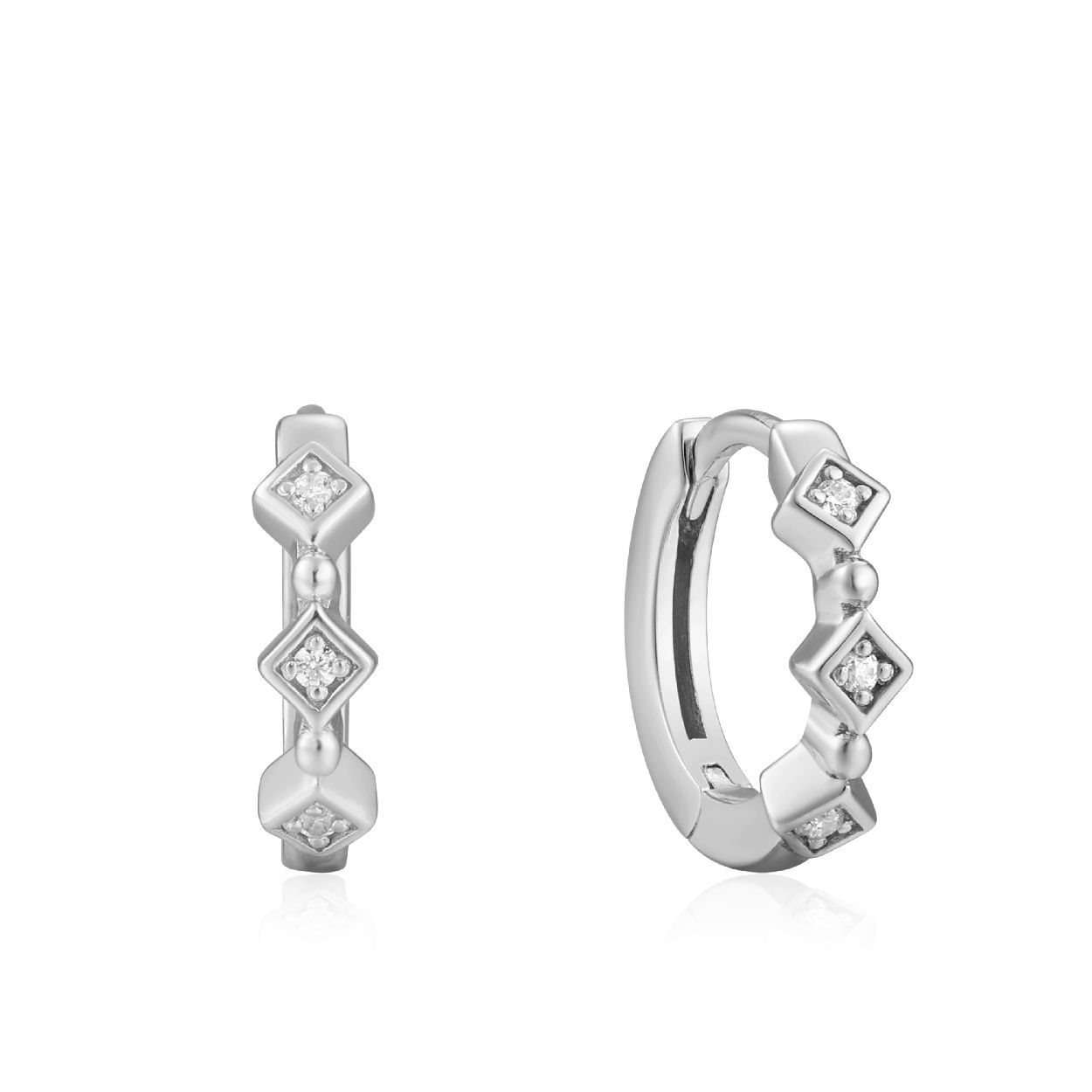 SPARKLE HUGGIE HOOPS
Upgrade je earparty met deze zilveren Sparkle Huggie Hoops van Ania Haie. Deze sprankelende oorbellen zijn de perfecte toevoeging aan elke look van een normale kantoor dag tot aan een chic diner!

HET MERK
Ania Haie is een trendy london-based sieradenmerk. De sieraden zijn allemaal 925 zilver gerhodineerd of goldplated. De sieraden zijn perfect om te combineren, maar opvallend genoeg om op zichzelf te dragen. 

SPECIFICATIES
- Sparkle Huggie Hoop Earrings
- Oorringen
- 925 zilver gerhodineerd
- 1,2cm
- AH E023-01H