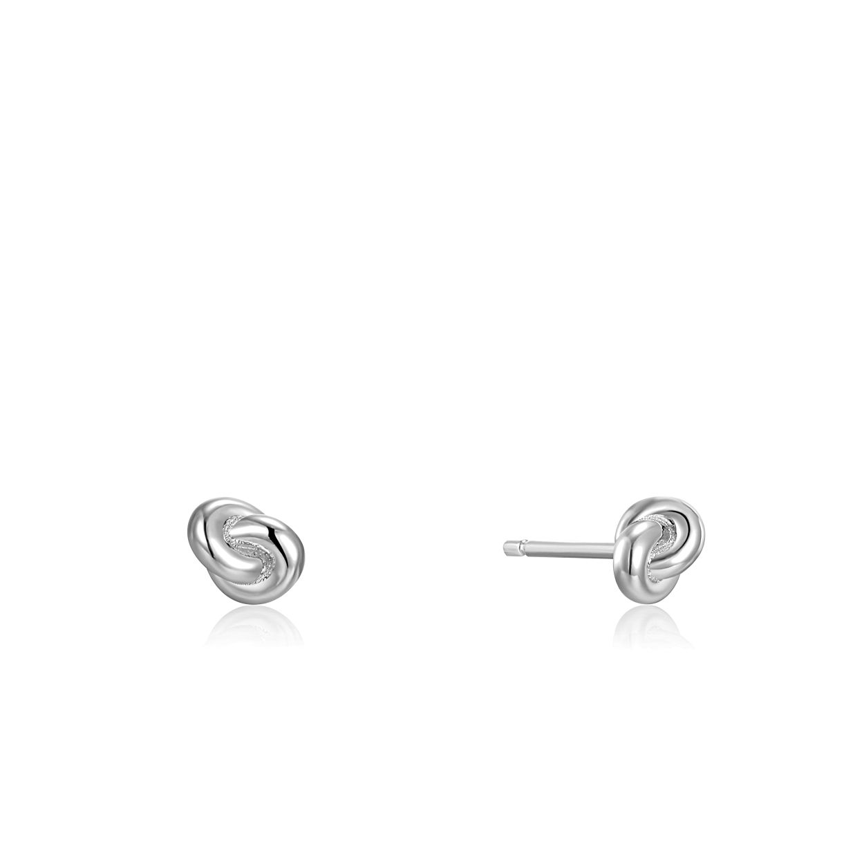 Deze oorstekers zijn van het merk Ania Haie. Het is een damessieraad gemaakt van zilver. De oorstekers zijn zilver van kleur.