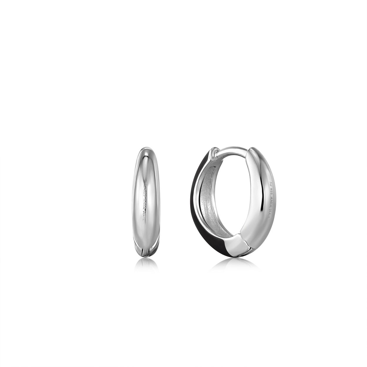 Deze oorringen zijn van het merk Ania Haie. Het is een damessieraad gemaakt van zilver. De oorringen zijn zilver van kleur.
