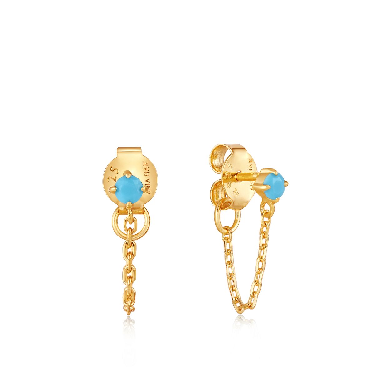 Deze 14K gold plated Turquoise Chain Drop Stud Earrings uit de Into the Blue-collectie van Ania Haie hebben de perfecte balans tussen oorknopjes en oorhangers. Voeg glamour toe aan je oorbellencollectie met dit opvallende paar oorbellen met turkoois steen. Een geweldig alternatief voor je oorringen of klassieke stud oorknoppen.

