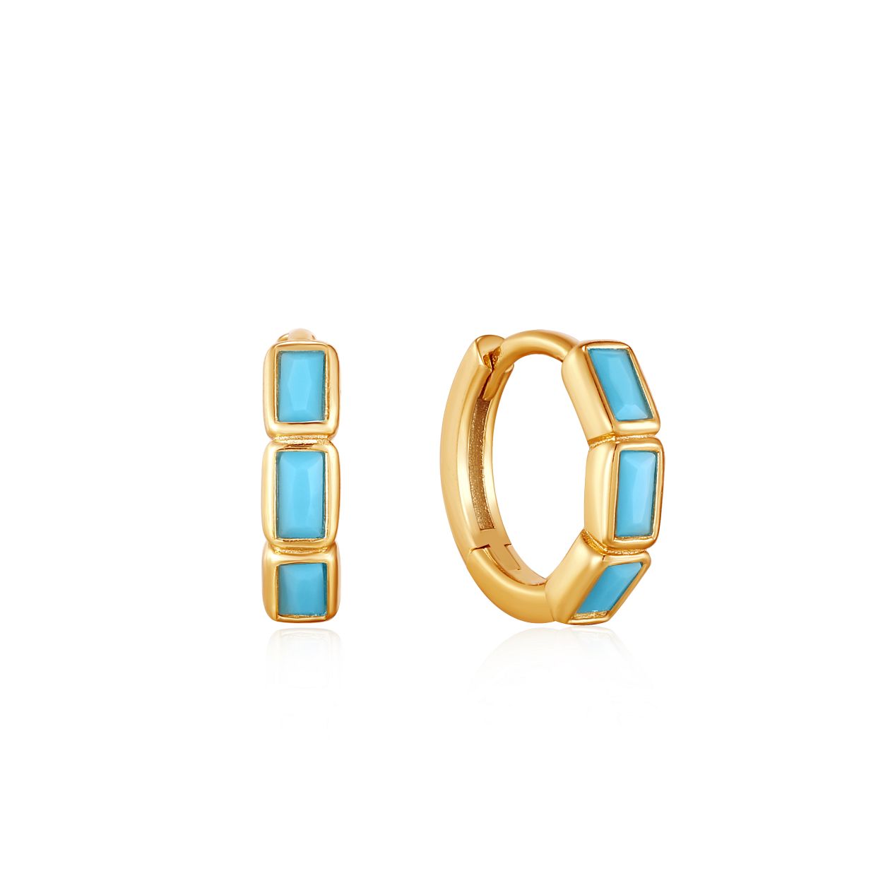 Deze 14K gold plated Turquoise Huggie Hoop Earings uit de Into the Blue-collectie van Ania Haie hebben een kleurrijke twist. Spice up je sieradencollectie met dit trendy paar. Perfect voor het cre�ren voor een eigentijdse look. Combineer ze met studs of eenvoudige oorringen om het turkoois te laten opvallen.

HET MERK
Ge�nspireerd door de laatste fashion trends is Ania Haie het toonaangevende sieradenmerk voor hoogkwalitatieve maar ook betaalbare zilveren sieraden. zonder op de kwaliteit in te leveren. Iedere collectie is gebaseerd op de laatste catwalktrends. waardoor Ania Haie snel tot h�t sieradenmerk voor stijlbewuste consumenten is verkozen. Elk sieraad wordt ontworpen om te combineren met andere sieraden waardoor je je eigen look kunt cre�ren. Maar ook zijn Ania Haie sieraden opvallend genoeg om op zichzelf te dragen. Sieraden uit de Ania Haie collectie zijn altijd gemaakt van 925 zilver met een finish van rhodium of van 14kt goud.

SPECIFICATIES
- Turquoise Huggie Hoop Earings 
- Oorringen
- 925 zilver met 14K gold plating
- 12mm
- AH E033-04G