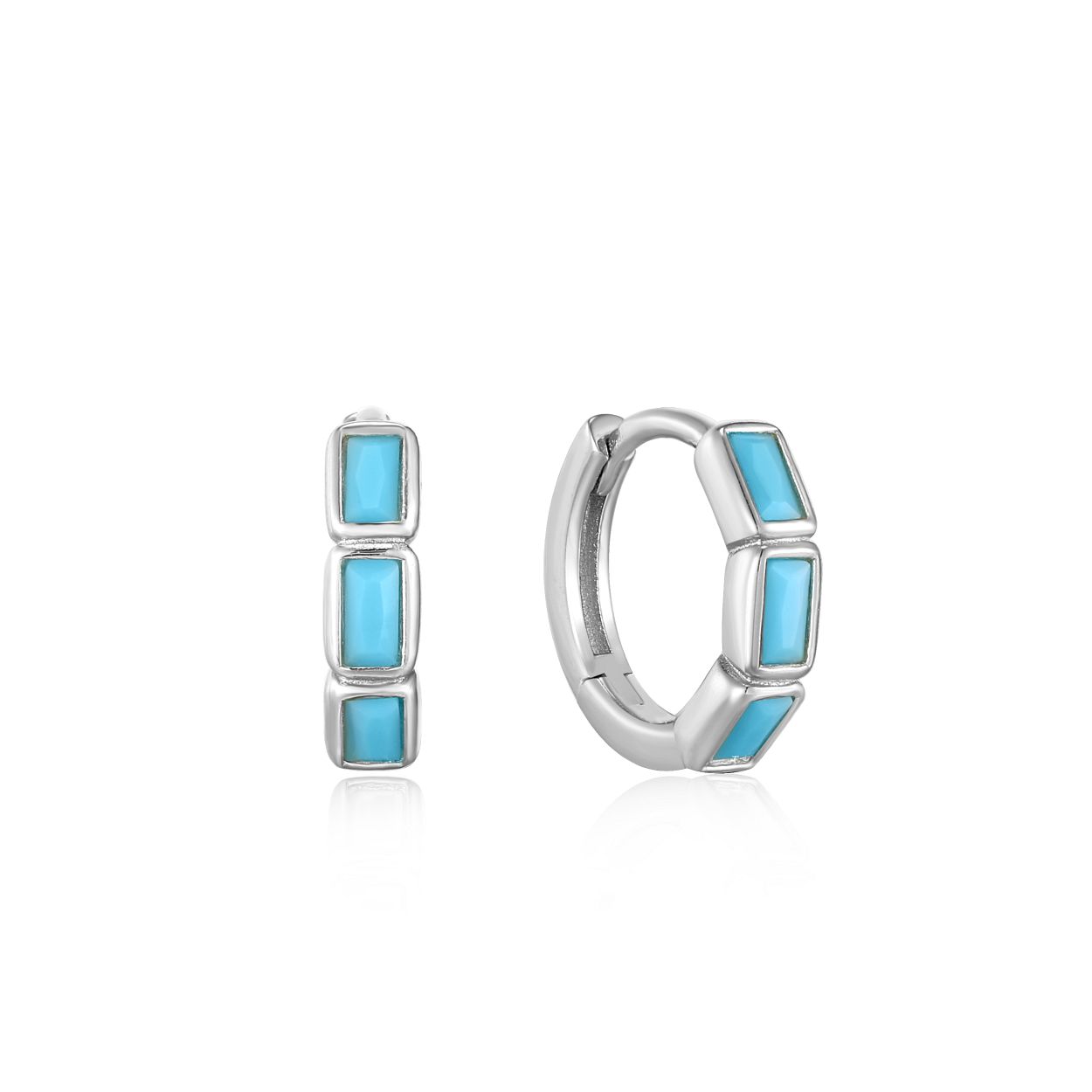 Deze 925 sterling zilveren Turquoise Huggie Hoop Earings uit de Into the Blue-collectie van Ania Haie hebben een kleurrijke twist. Spice up je sieradencollectie met dit trendy paar. Perfect voor het cre�ren voor een eigentijdse look. Combineer ze met studs of eenvoudige oorringen om het turkoois te laten opvallen. 

HET MERK
Ge�nspireerd door de laatste fashion trends is Ania Haie het toonaangevende sieradenmerk voor hoogkwalitatieve maar ook betaalbare zilveren sieraden. zonder op de kwaliteit in te leveren. Iedere collectie is gebaseerd op de laatste catwalktrends. waardoor Ania Haie snel tot h�t sieradenmerk voor stijlbewuste consumenten is verkozen. Elk sieraad wordt ontworpen om te combineren met andere sieraden waardoor je je eigen look kunt cre�ren. Maar ook zijn Ania Haie sieraden opvallend genoeg om op zichzelf te dragen. Sieraden uit de Ania Haie collectie zijn altijd gemaakt van 925 zilver met een finish van rhodium of van 14kt goud.

SPECIFICATIES
- Turquoise Huggie Hoop Earings 
- Oorringen
- 925 zilver gerhodineerd
- 12mm
- AH E033-04H