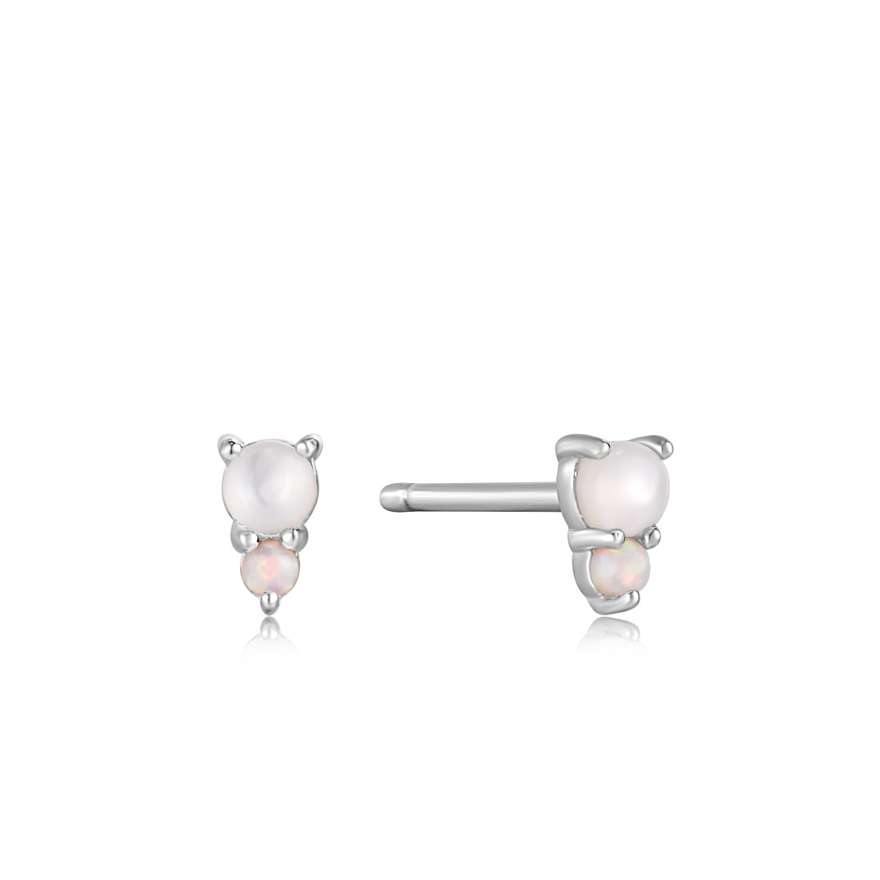 Silver Mother of Pearl and Kyoto Opal Stud Earrings
Kies voor parelmoer oorbellen en update je sieradencollectie met dit unieke paar studs. Deze prachtige 925 sterling zilveren Mother of Pearl and Kyoto Opal Stud Earrings bestaan uit een parel en Kyoto opaal. Draag deze prachtige studs met een luxe randje als middelpunt van je look.
