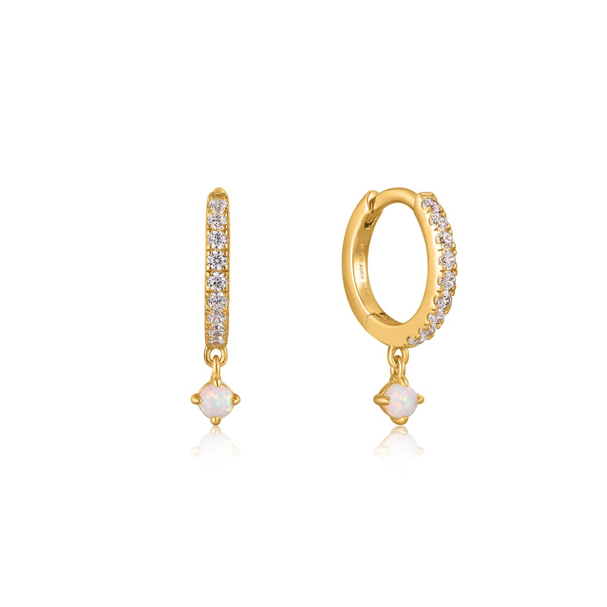 Gold Sparkle Kyoto Opal Drop Huggie Hoop Earrings
Deze 14K gold plated Sparkle Kyoto Opal Drop Huggie Hoop Earrings uit de Rising Star-collectie van Ania Haie combineren Kyoto opaal  met een sprankje schittering. Hierdoor zijn de oorringen d� perfecte finishing touch voor elke look. Draag ze alleen of combineer ze met eenvoudige studs. 

HET MERK
Ge�nspireerd door de laatste fashion trends is Ania Haie het toonaangevende sieradenmerk voor hoogkwalitatieve maar ook betaalbare zilveren sieraden. zonder op de kwaliteit in te leveren. Iedere collectie is gebaseerd op de laatste catwalktrends. waardoor Ania Haie snel tot h�t sieradenmerk voor stijlbewuste consumenten is verkozen. Elk sieraad wordt ontworpen om te combineren met andere sieraden waardoor je je eigen look kunt cre�ren. Maar ook zijn Ania Haie sieraden opvallend genoeg om op zichzelf te dragen. Sieraden uit de Ania Haie collectie zijn altijd gemaakt van 925 zilver met een finish van rhodium of van 14kt goud.

SPECIFICATIES
- Gold Sparkle Kyoto Opal Drop Huggie Hoop Earrings
- Oorringen
- 925 zilver met 14K gold plating 
- 17mm
- AH E034-04G