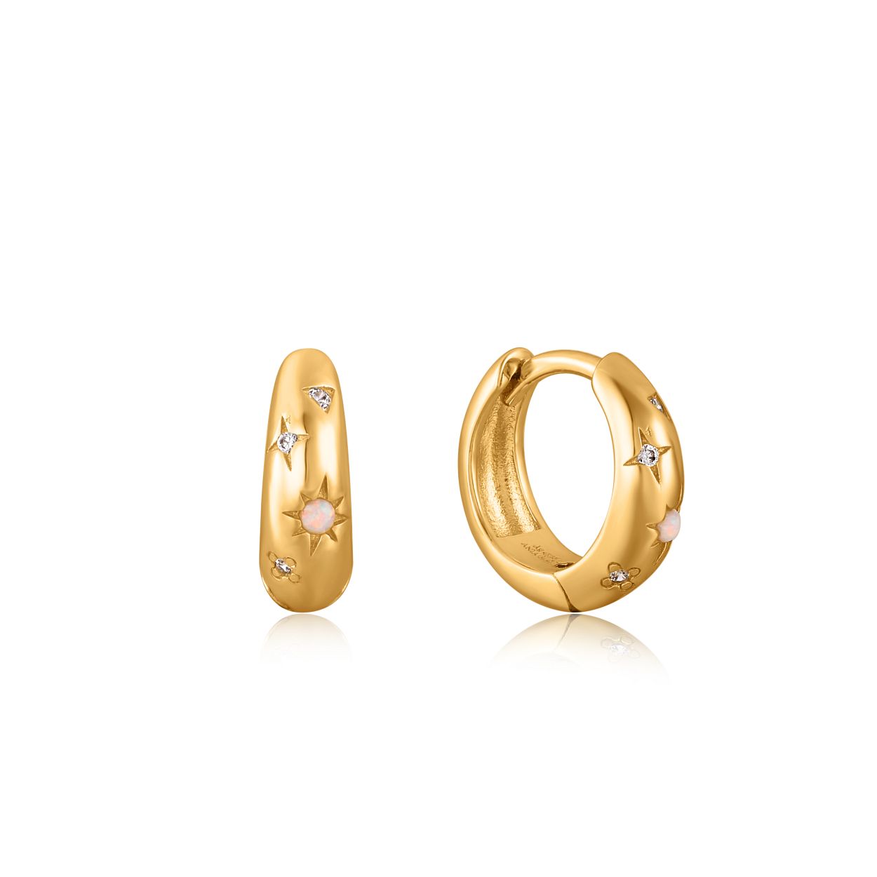 Gold Starry Kyoto Opal Huggie Hoop Earrings
Denk aan strandwandelingen onder de fonkelende sterren met dit prachtige paar 14K gold plated Starry Kyoto Opal Huggie Hoop Earrings. De sterren met zirkonia en Kyoto opaal vormen de basis voor deze prachtige oorbellen. Style de jouwe met eenvoudige oorringen of studs. 

HET MERK
Ge�nspireerd door de laatste fashion trends is Ania Haie het toonaangevende sieradenmerk voor hoogkwalitatieve maar ook betaalbare zilveren sieraden. zonder op de kwaliteit in te leveren. Iedere collectie is gebaseerd op de laatste catwalktrends. waardoor Ania Haie snel tot h�t sieradenmerk voor stijlbewuste consumenten is verkozen. Elk sieraad wordt ontworpen om te combineren met andere sieraden waardoor je je eigen look kunt cre�ren. Maar ook zijn Ania Haie sieraden opvallend genoeg om op zichzelf te dragen. Sieraden uit de Ania Haie collectie zijn altijd gemaakt van 925 zilver met een finish van rhodium of van 14kt goud.

SPECIFICATIES
- Gold Starry Kyoto Opal Huggie Hoop Earrings
- Oorringen
- 925 zilver met 14K gold plating 
- 12mm
- AH E034-05G 