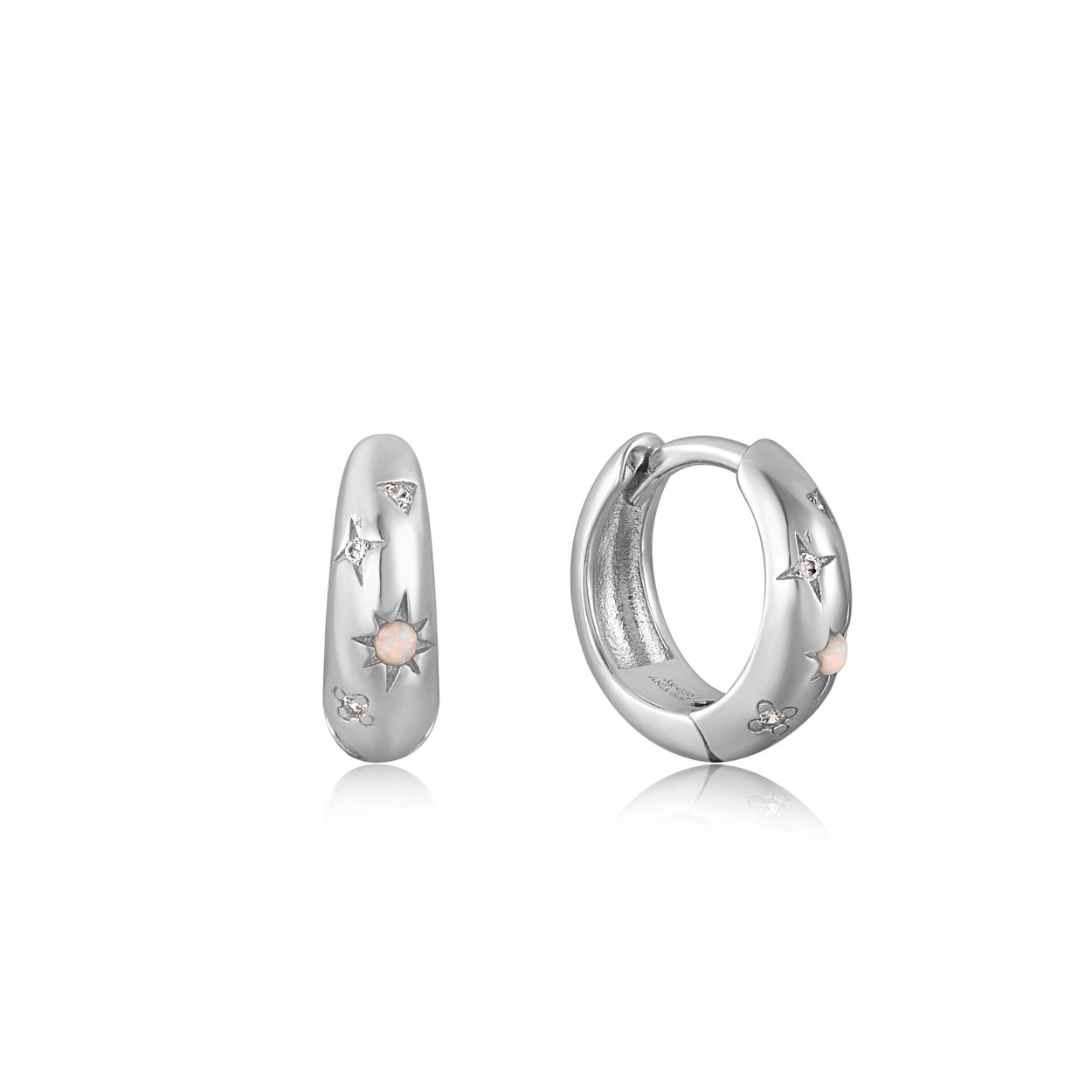 Silver Starry Kyoto Opal Huggie Hoop Earrings
Denk aan strandwandelingen onder de fonkelende sterren met dit prachtige paar 925 sterling zilveren Starry Kyoto Opal Huggie Hoop Earrings. De sterren met zirkonia en Kyoto opaal vormen de basis voor deze prachtige oorbellen. Style de jouwe met eenvoudige oorringen of studs. 

HET MERK
Geinspireerd door de laatste fashion trends is Ania Haie het toonaangevende sieradenmerk voor hoogkwalitatieve maar ook betaalbare zilveren sieraden. zonder op de kwaliteit in te leveren. Iedere collectie is gebaseerd op de laatste catwalktrends. waardoor Ania Haie snel tot het sieradenmerk voor stijlbewuste consumenten is verkozen. Elk sieraad wordt ontworpen om te combineren met andere sieraden waardoor je je eigen look kunt creeren. Maar ook zijn Ania Haie sieraden opvallend genoeg om op zichzelf te dragen. Sieraden uit de Ania Haie collectie zijn altijd gemaakt van 925 zilver met een finish van rhodium of van 14kt goud.

SPECIFICATIES
- Silver Starry Kyoto Opal Huggie Hoop Earrings
- Oorringen
- 925 zilver gerhodineerd
- 12mm
- AH E034-05H