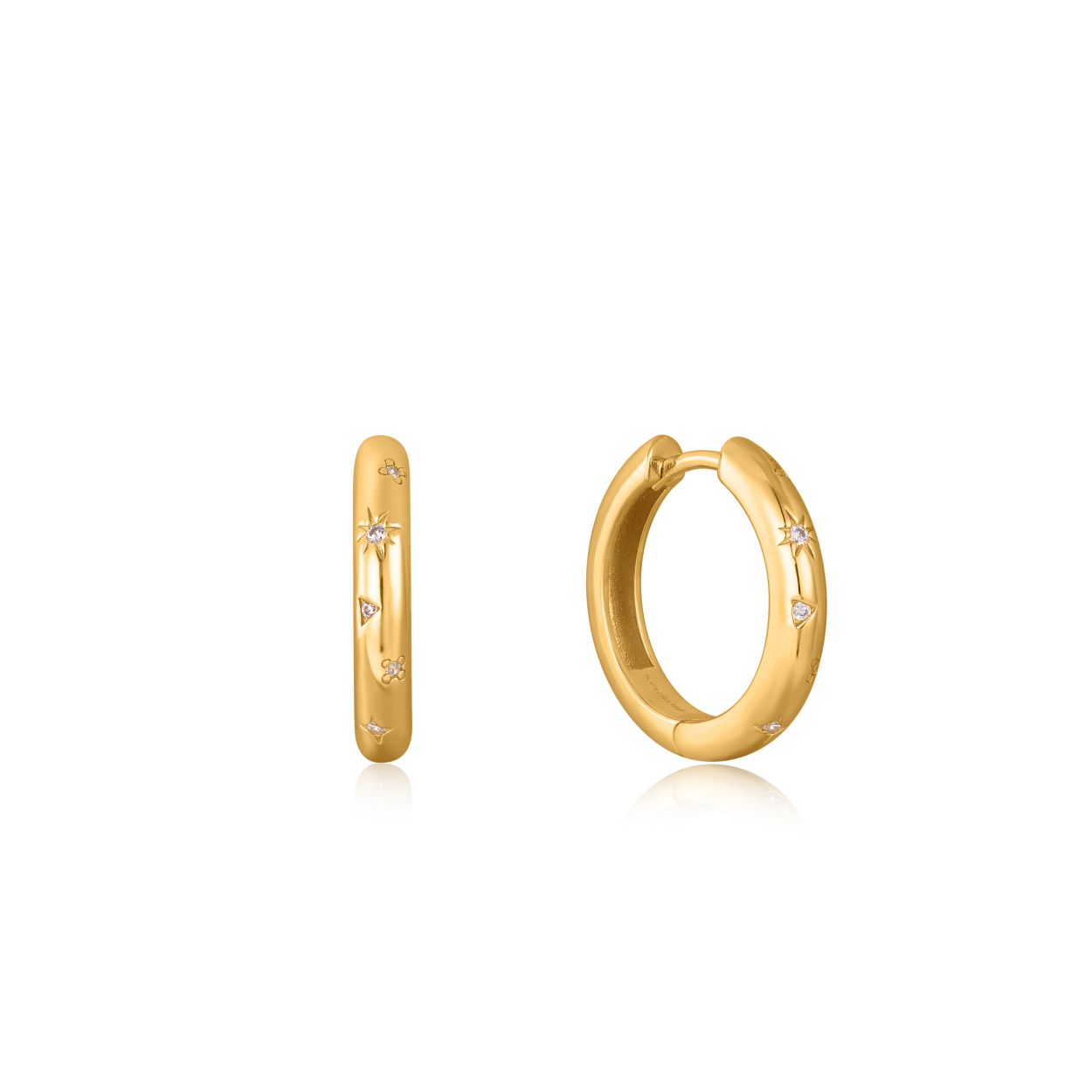 Gold Scattered Stars Hoop Earrings
Heeft je oorringencollectie een update nodig? Deze 14K gold plated Scattered Stars Hoop Earrings zijn het perfecte excuus! De Rising Star-collectie is ge�nspireerd door de sterrentrend van dit seizoen. Gladde signetringen en diverse oorbellen worden gecombineerd met glanzend parelmoer. schitterende zirkonia en Kyoto opaal. Perfect als toevoeging aan een eenvoudige look voor wat subtiele glamour.

HET MERK
Ge�nspireerd door de laatste fashion trends is Ania Haie het toonaangevende sieradenmerk voor hoogkwalitatieve maar ook betaalbare zilveren sieraden. zonder op de kwaliteit in te leveren. Iedere collectie is gebaseerd op de laatste catwalktrends. waardoor Ania Haie snel tot h�t sieradenmerk voor stijlbewuste consumenten is verkozen. Elk sieraad wordt ontworpen om te combineren met andere sieraden waardoor je je eigen look kunt cre�ren. Maar ook zijn Ania Haie sieraden opvallend genoeg om op zichzelf te dragen. Sieraden uit de Ania Haie collectie zijn altijd gemaakt van 925 zilver met een finish van rhodium of van 14kt goud.

SPECIFICATIES
- Gold Scattered Stars Hoop Earrings
- Oorringen
- 925 zilver met 14K gold plating 
- 20mm
- AH E034-06G 