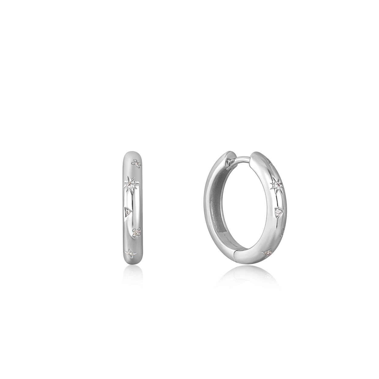 Silver Scattered Stars Hoop Earrings
Heeft je oorringencollectie een update nodig? Deze 925 sterling Scattered Stars Hoop Earrings zijn het perfecte excuus! De Rising Star-collectie is geinspireerd door de sterrentrend van dit seizoen. Gladde signetringen en diverse oorbellen worden gecombineerd met glanzend parelmoer. schitterende zirkonia en Kyoto opaal. Perfect als toevoeging aan een eenvoudige look voor wat subtiele glamour.

HET MERK
Geinspireerd door de laatste fashion trends is Ania Haie het toonaangevende sieradenmerk voor hoogkwalitatieve maar ook betaalbare zilveren sieraden. zonder op de kwaliteit in te leveren. Iedere collectie is gebaseerd op de laatste catwalktrends. waardoor Ania Haie snel tot het sieradenmerk voor stijlbewuste consumenten is verkozen. Elk sieraad wordt ontworpen om te combineren met andere sieraden waardoor je je eigen look kunt creeren. Maar ook zijn Ania Haie sieraden opvallend genoeg om op zichzelf te dragen. Sieraden uit de Ania Haie collectie zijn altijd gemaakt van 925 zilver met een finish van rhodium of van 14kt goud.

SPECIFICATIES
- Silver Scattered Stars Hoop Earrings
- Oorringen
- 925 zilver gerhodineerd
- 20mm
- AH E034-06H