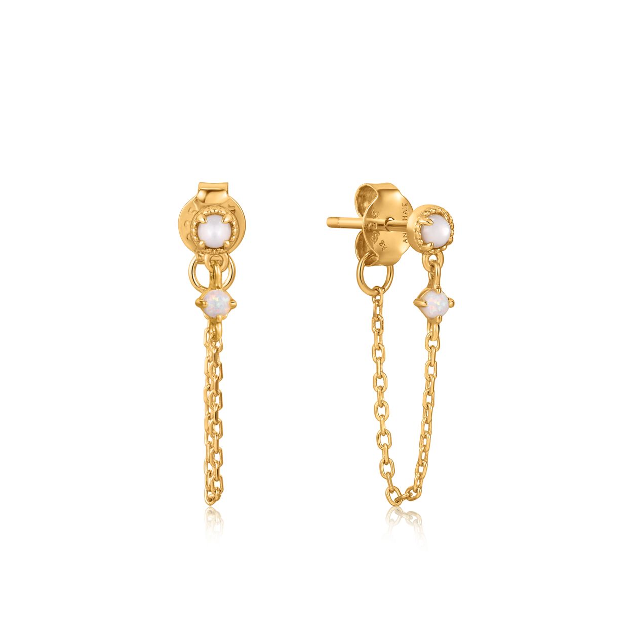 Gold Mother of Pearl and Kyoto Opal Chain Drop Stud Earrings
Deze 14K gold plated Mother of Pearl and Kyoto Opal Chain Drop Stud Earrings zijn de perfecte keuze als je op zoek bent naar subtiele oorbellen! De eenvoudige oorknop wordt gecombineed met een glinsterende Kyoto opaal en een kleine ketting die sierlijk aan de oorbel zit bevestigd. Perfect voor alledaags maar ook in de avond misstaan deze oorbellen zeker niet.

HET MERK
Ge�nspireerd door de laatste fashion trends is Ania Haie het toonaangevende sieradenmerk voor hoogkwalitatieve maar ook betaalbare zilveren sieraden. zonder op de kwaliteit in te leveren. Iedere collectie is gebaseerd op de laatste catwalktrends. waardoor Ania Haie snel tot h�t sieradenmerk voor stijlbewuste consumenten is verkozen. Elk sieraad wordt ontworpen om te combineren met andere sieraden waardoor je je eigen look kunt cre�ren. Maar ook zijn Ania Haie sieraden opvallend genoeg om op zichzelf te dragen. Sieraden uit de Ania Haie collectie zijn altijd gemaakt van 925 zilver met een finish van rhodium of van 14kt goud.

SPECIFICATIES
- Gold Mother of Pearl and Kyoto Opal Chain Drop Stud Earrings
- Oorringen
- 925 zilver met 14K gold plating 
- 48mm
- AH E034-07G