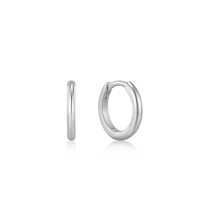 Deze Smooth Mini Hoop Earrings uit de Ear Edit-collectie van Ania Haie zijn perfect voor alledaags! Draag deze oorringen in combinatie met kleine subtiele oorbellen of studs om je look helemaal af te maken.