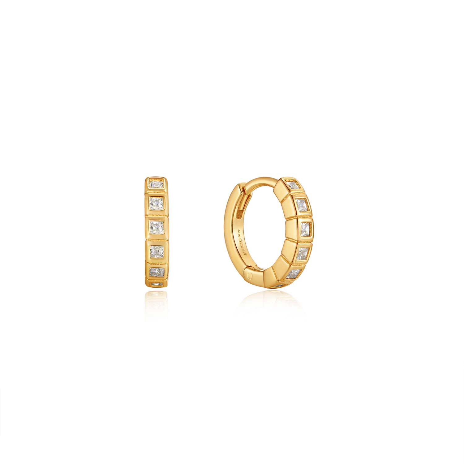 Glam Huggie Hoop Earrings
Omarm de trend van dit seizoen met dit eenvoudig te stylen paar oorringen. De zirkonia's voegen wat extra glamour toe aan deze stijlvolle oorringen. De perfecte aanvulling op elke look! Combineer de jouwe met een paar dikke oorringen om een complete look te creëren.

HET MERK
Geïnspireerd door de laatste fashion trends is Ania Haie het toonaangevende sieradenmerk voor hoogkwalitatieve maar ook betaalbare zilveren sieraden, zonder op de kwaliteit in te leveren. Iedere collectie is gebaseerd op de laatste catwalktrends, waardoor Ania Haie snel tot hét sieradenmerk voor stijlbewuste consumenten is verkozen. Elk sieraad wordt ontworpen om te combineren met andere sieraden waardoor je je eigen look kunt creëren. Maar ook zijn Ania Haie sieraden opvallend genoeg om op zichzelf te dragen. Sieraden uit de Ania Haie collectie zijn altijd gemaakt van 925 zilver met een finish van rhodium of van 14kt goud.

SPECIFICATIES
- Glam Huggie Hoop Earrings
- Oorringen
- 925 zilver met gold plating
- 12mm
- AH E037-05G
