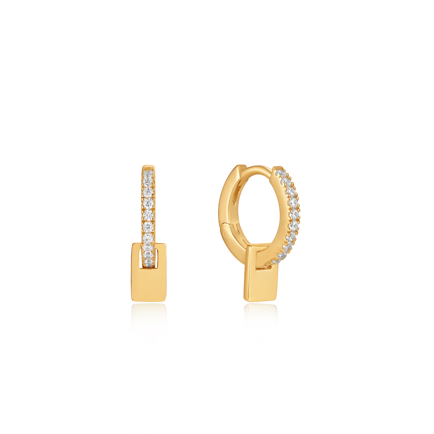 Glam Pendant Huggie Hoop Earrings
Deze stijlvolle oorringen van Ania Haie mogen niet in je sieradencollectie ontbreken! Geïnspireerd op de twee belangrijkste trends van het najaar: grote, vierkante vormen en véél shine. Deze eenvoudige oorring is verfraaid met glinsterende zirkonia's en afgewerkt met een vierkante hanger. De perfecte manier om elke dag- en avondlook naar een hoger niveau te tillen.

HET MERK
Geïnspireerd door de laatste fashion trends is Ania Haie het toonaangevende sieradenmerk voor hoogkwalitatieve maar ook betaalbare zilveren sieraden, zonder op de kwaliteit in te leveren. Iedere collectie is gebaseerd op de laatste catwalktrends, waardoor Ania Haie snel tot hét sieradenmerk voor stijlbewuste consumenten is verkozen. Elk sieraad wordt ontworpen om te combineren met andere sieraden waardoor je je eigen look kunt creëren. Maar ook zijn Ania Haie sieraden opvallend genoeg om op zichzelf te dragen. Sieraden uit de Ania Haie collectie zijn altijd gemaakt van 925 zilver met een finish van rhodium of van 14kt goud.

SPECIFICATIES
- Glam Pendant Huggie Hoop Earrings
- Oorringen
- 925 zilver met gold plating
- 15,5mm
- AH E037-06G