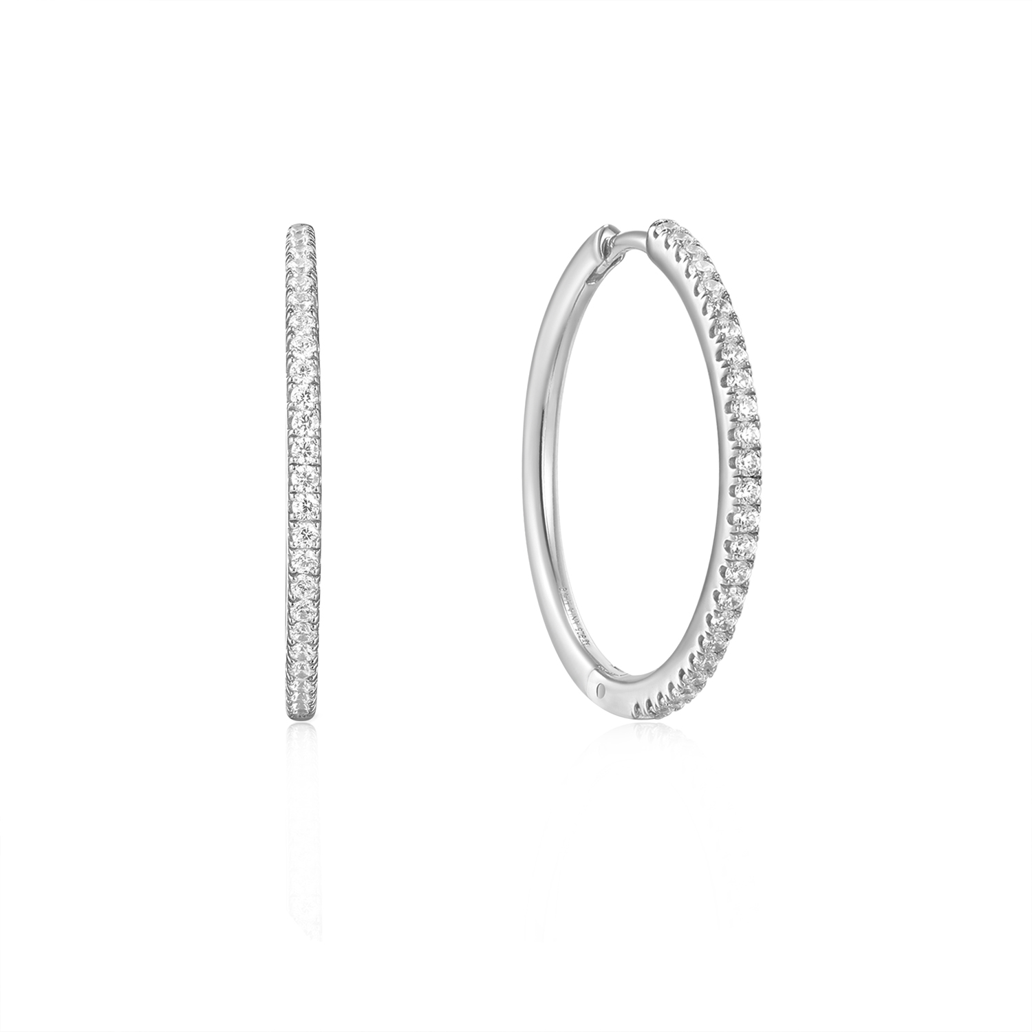 Glam Hoop Earrings
Geen sieradencollectie is compleet zonder het perfecte paar oorringen, dus waarom zou je collectie niet upgraden met deze sprankelende oorringen? De slanke oorring is versierd met glinsterende zirkonia's en vormt hierdoor een opvallend geheel. Draag de jouwe met je favoriete little black dress of met een eenvoudig wit t-shirt en jeans.

HET MERK
Geïnspireerd door de laatste fashion trends is Ania Haie het toonaangevende sieradenmerk voor hoogkwalitatieve maar ook betaalbare zilveren sieraden, zonder op de kwaliteit in te leveren. Iedere collectie is gebaseerd op de laatste catwalktrends, waardoor Ania Haie snel tot hét sieradenmerk voor stijlbewuste consumenten is verkozen. Elk sieraad wordt ontworpen om te combineren met andere sieraden waardoor je je eigen look kunt creëren. Maar ook zijn Ania Haie sieraden opvallend genoeg om op zichzelf te dragen. Sieraden uit de Ania Haie collectie zijn altijd gemaakt van 925 zilver met een finish van rhodium of van 14kt goud.

SPECIFICATIES
- Glam Hoop Earrings
- Oorringen
- 925 zilver gerodineerd
- 23mm
- AH E037-07H