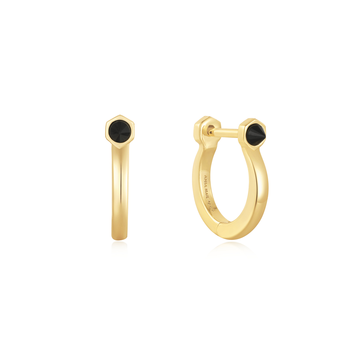 Je nieuwe seizoen huggie update is hier: onze prachtige 14kt vergulde sterling zilveren en agaat huggies. Deze strakke, hoekige gouden ringetjes zijn afgewerkt met een chique zwart agaat stud detail. Combineer de jouwe met andere oorbellen om het punk-geAÃ¯nspireerde edelsteendetail te laten spreken.

HET MERK
GeAÃ¯nspireerd door de laatste fashion trends is Ania Haie het toonaangevende sieradenmerk voor hoogkwalitatieve maar ook betaalbare zilveren sieraden, zonder op de kwaliteit in te leveren. Iedere collectie is gebaseerd op de laatste catwalktrends, waardoor Ania Haie snel tot hAÃ©t sieradenmerk voor stijlbewuste consumenten is verkozen. Elk sieraad wordt ontworpen om te combineren met andere sieraden waardoor je je eigen look kunt creëren. Maar ook zijn Ania Haie sieraden opvallend genoeg om op zichzelf te dragen.

SPECIFICATIES
- Ania Haie
- Oorsieraad
- 925 zilver met gold plating
- Lengte 8,5mm