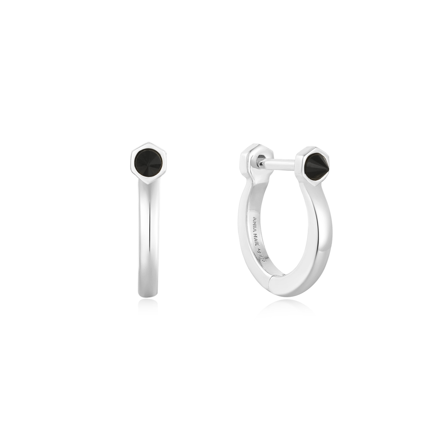 Je nieuwe seizoen huggie update is hier: onze prachtige gerhodineerde sterling zilveren en agaat huggies. Deze strakke, hoekige gouden ringetjes zijn afgewerkt met een chique zwart agaat stud detail. Combineer de jouwe met andere oorbellen om het punk-geAÃ¯nspireerde edelsteendetail te laten spreken.

HET MERK
GeAÃ¯nspireerd door de laatste fashion trends is Ania Haie het toonaangevende sieradenmerk voor hoogkwalitatieve maar ook betaalbare zilveren sieraden, zonder op de kwaliteit in te leveren. Iedere collectie is gebaseerd op de laatste catwalktrends, waardoor Ania Haie snel tot hAÃ©t sieradenmerk voor stijlbewuste consumenten is verkozen. Elk sieraad wordt ontworpen om te combineren met andere sieraden waardoor je je eigen look kunt creëren. Maar ook zijn Ania Haie sieraden opvallend genoeg om op zichzelf te dragen.

SPECIFICATIES
- Ania Haie
- Oorsieraad
- 925 zilver 
- Lengte 8,5mm
