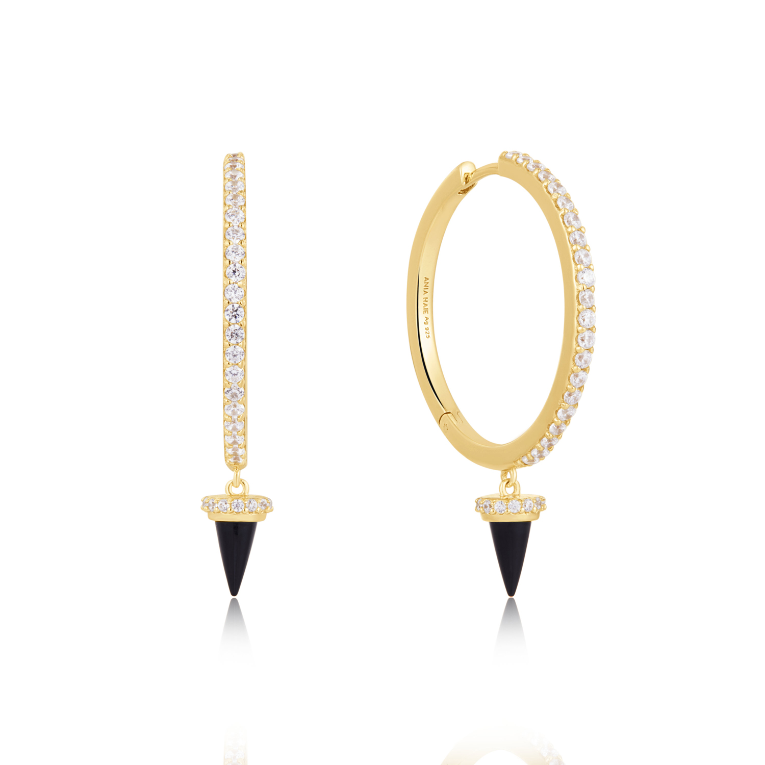 Kies voor glinstering en edgy zwarte details voor je nieuwe seizoen sieraden update met deze 14kt vergulde sterling zilveren oorbellen. Met een prachtige zwarte agaat punt, zijn de oorringen ingelegd met glinsterende zirkonia steentjes, gezet op glanzend en strak goud. Perfect om een vleugje glamrock toe te voegen aan elke look dit seizoen.

HET MERK
Geïnspireerd door de laatste fashion trends is Ania Haie het toonaangevende sieradenmerk voor hoogkwalitatieve maar ook betaalbare zilveren sieraden, zonder op de kwaliteit in te leveren. Iedere collectie is gebaseerd op de laatste catwalktrends, waardoor Ania Haie snel tot hét sieradenmerk voor stijlbewuste consumenten is verkozen. Elk sieraad wordt ontworpen om te combineren met andere sieraden waardoor je je eigen look kunt creëren. Maar ook zijn Ania Haie sieraden opvallend genoeg om op zichzelf te dragen.

SPECIFICATIES
- Ania Haie
- Oorsieraad
- 925 zilver met gold plating
- Lengte 2,3cm
- AH E053-09G