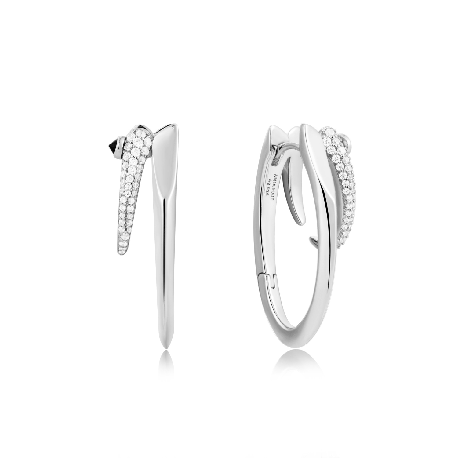 Deze opvallende oorringen zijn gemaakt van gerhodineerd sterlingzilver. Voor een gepolijste punklook met een knipoog naar de millenniumnostalgie, draait het allemaal om de schittering met rijen zirkonia's ingelegd op deze dubbele hoepel. Combineer deze eye-catching oorringen met je favoriete oorbellen of draag ze op zichzelf. 

HET MERK
GeAÃ¯nspireerd door de laatste fashion trends is Ania Haie het toonaangevende sieradenmerk voor hoogkwalitatieve maar ook betaalbare zilveren sieraden, zonder op de kwaliteit in te leveren. Iedere collectie is gebaseerd op de laatste catwalktrends, waardoor Ania Haie snel tot hAÃ©t sieradenmerk voor stijlbewuste consumenten is verkozen. Elk sieraad wordt ontworpen om te combineren met andere sieraden waardoor je je eigen look kunt creëren. Maar ook zijn Ania Haie sieraden opvallend genoeg om op zichzelf te dragen.

SPECIFICATIES
- Ania Haie
- Oorsieraad
- 925 zilver 
- Lengte 2,2cm