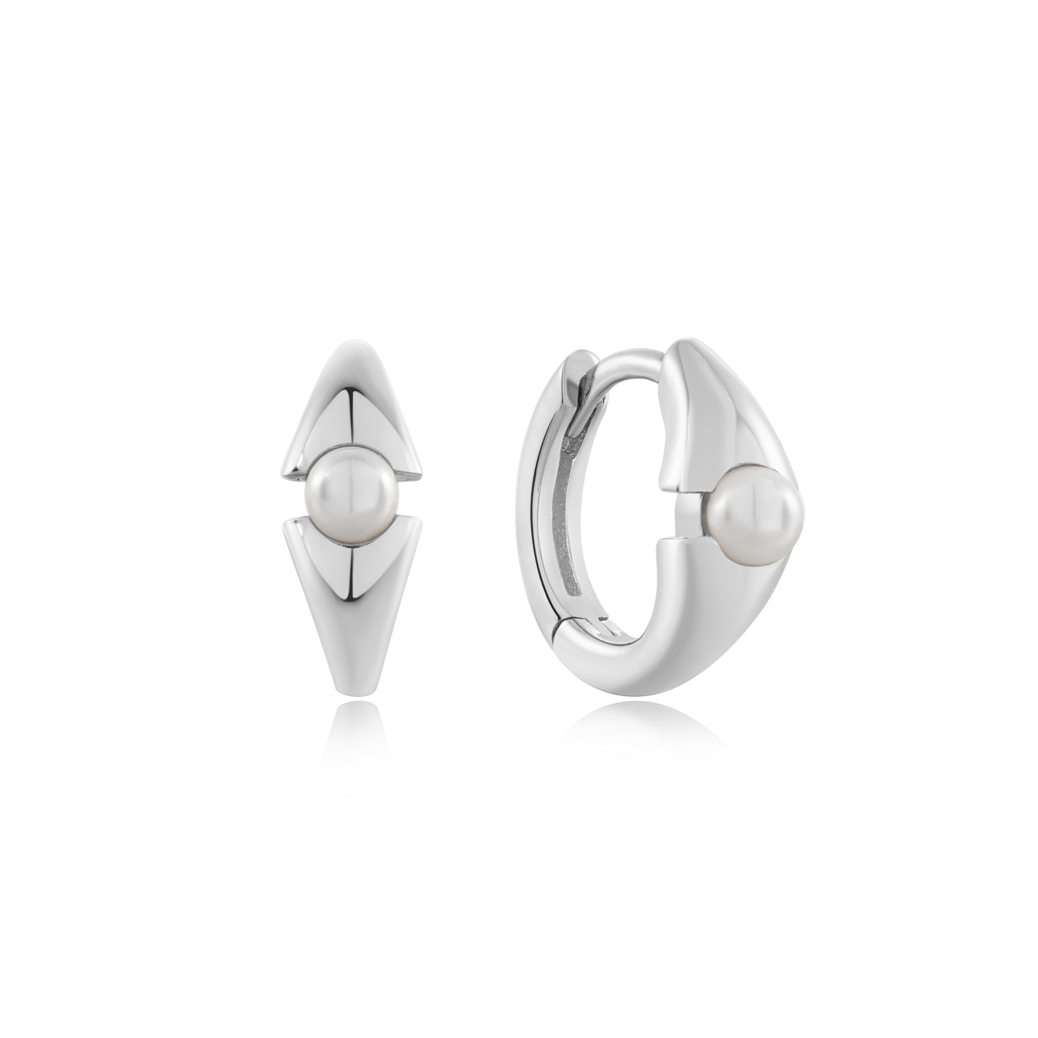 Een frisse nieuwe kijk op de klassieke met parels ingelegde oorringen. Ontdek onze opvallende parel oorringen, gemaakt van gerhodineerd sterlingzilver. Met hun moderne geometrische styling en iriserende schelpparel in het midden zijn ze een unieke toevoeging aan elke sieradencollectie. Combineer ze met parel studs of mix je look met een vleugje glitter.

HET MERK
Geïnspireerd door de laatste fashion trends is Ania Haie het toonaangevende sieradenmerk voor hoogkwalitatieve maar ook betaalbare zilveren sieraden, zonder op de kwaliteit in te leveren. Iedere collectie is gebaseerd op de laatste catwalktrends, waardoor Ania Haie snel tot hét sieradenmerk voor stijlbewuste consumenten is verkozen. Elk sieraad wordt ontworpen om te combineren met andere sieraden waardoor je je eigen look kunt creëren. Maar ook zijn Ania Haie sieraden opvallend genoeg om op zichzelf te dragen.

SPECIFICATIES
- Ania Haie
- Oorsieraad
- 925 zilver 
- Parel
- AH E054-03H