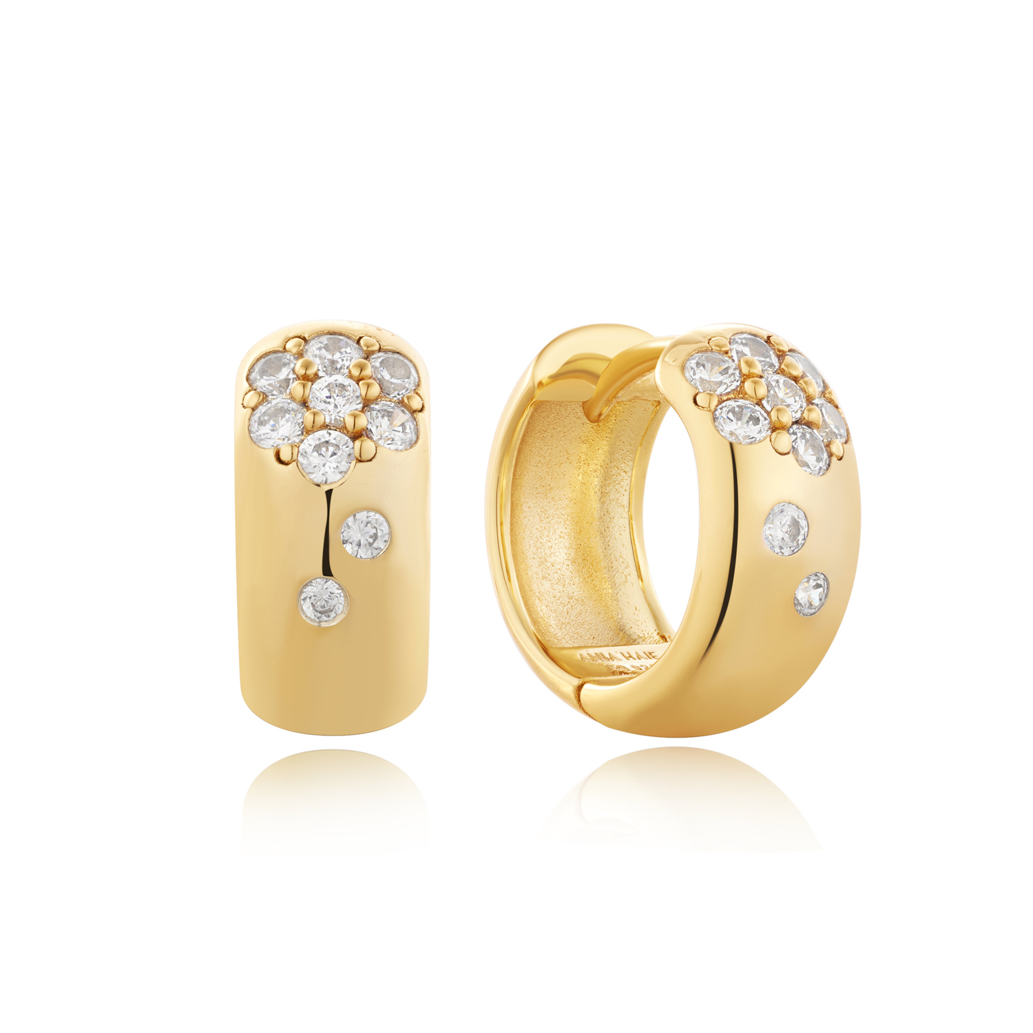 Een must voor elke trendy sieradencollectie, ontdek onze frisse kijk op dikke gouden oorringen. Gemaakt van 14kt verguld sterlingzilver en afgewerkt met een chique cluster van fonkelende zirkonia's, geven deze opvallende hoops elke look een boost. 

HET MERK
Geïnspireerd door de laatste fashion trends is Ania Haie het toonaangevende sieradenmerk voor hoogkwalitatieve maar ook betaalbare zilveren sieraden, zonder op de kwaliteit in te leveren. Iedere collectie is gebaseerd op de laatste catwalktrends, waardoor Ania Haie snel tot haar sieradenmerk voor stijlbewuste consumenten is verkozen. Elk sieraad wordt ontworpen om te combineren met andere sieraden waardoor je je eigen look kunt creëren. Maar ook zijn Ania Haie sieraden opvallend genoeg om op zichzelf te dragen.

SPECIFICATIES
- Ania Haie
- Oorsieraad
- 925 zilver mat gold plating
- Kristal