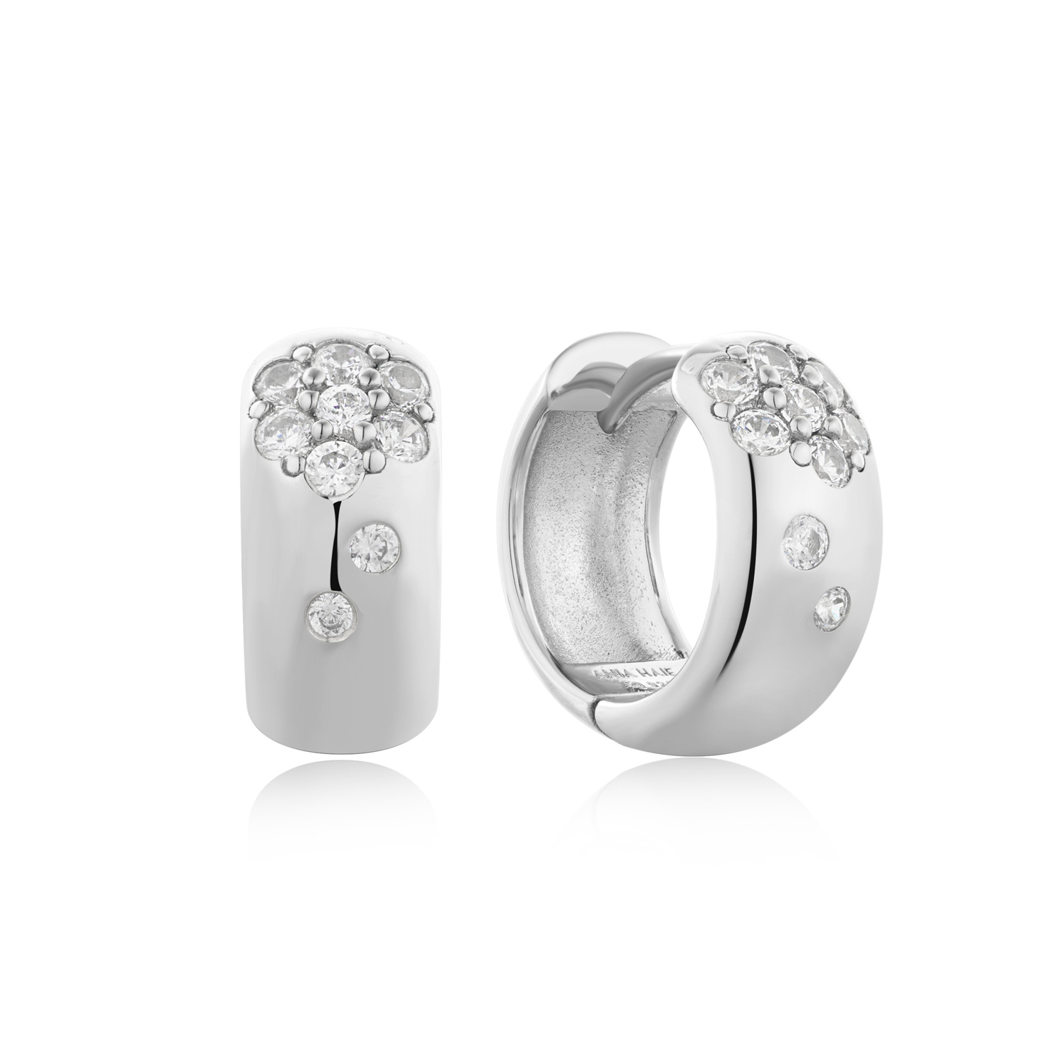 Een must voor elke trendy sieradencollectie, ontdek onze frisse kijk op dikke gouden oorringen. Gemaakt van gerhodineerde sterlingzilver en afgewerkt met een chique cluster van fonkelende zirkonia's, geven deze opvallende hoops elke look een boost. 

HET MERK
GeAÃ¯nspireerd door de laatste fashion trends is Ania Haie het toonaangevende sieradenmerk voor hoogkwalitatieve maar ook betaalbare zilveren sieraden, zonder op de kwaliteit in te leveren. Iedere collectie is gebaseerd op de laatste catwalktrends, waardoor Ania Haie snel tot hAÃ©t sieradenmerk voor stijlbewuste consumenten is verkozen. Elk sieraad wordt ontworpen om te combineren met andere sieraden waardoor je je eigen look kunt creëren. Maar ook zijn Ania Haie sieraden opvallend genoeg om op zichzelf te dragen.

SPECIFICATIES
- Ania Haie
- Oorsieraad
- 925 zilver 
- Kristal