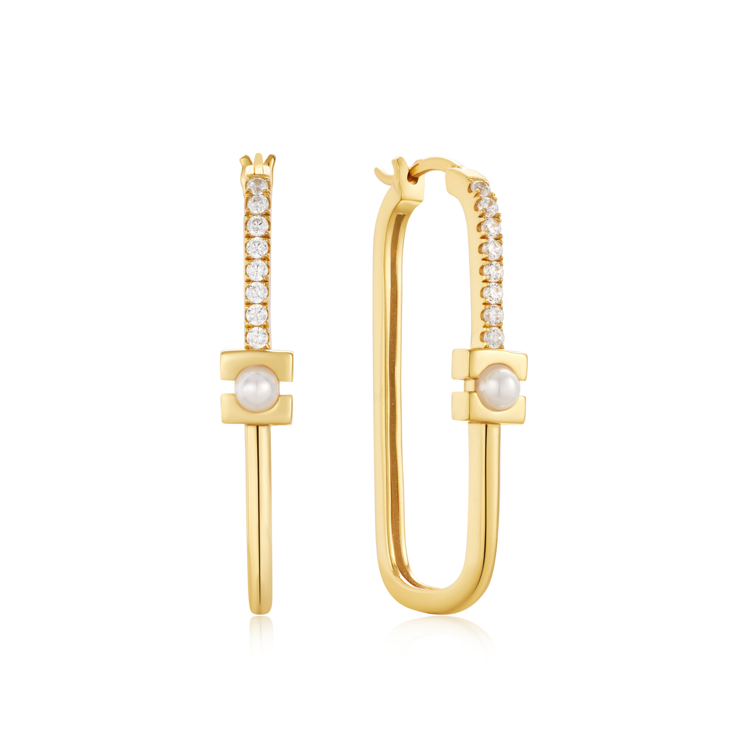 Met hun moderne strakke lijnen en knipoog naar hedendaagse kunstreferenties zijn deze gouden ovale hoops de perfecte keuze voor wie op zoek is naar een luxueuze look. Gemaakt van 14kt verguld sterlingzilver, is een parel gezet in een gedurfd geometrisch frame, afgewerkt met een rij fonkelende zirkonia. Combineer deze met extra glinstering voor een chique avondlook.