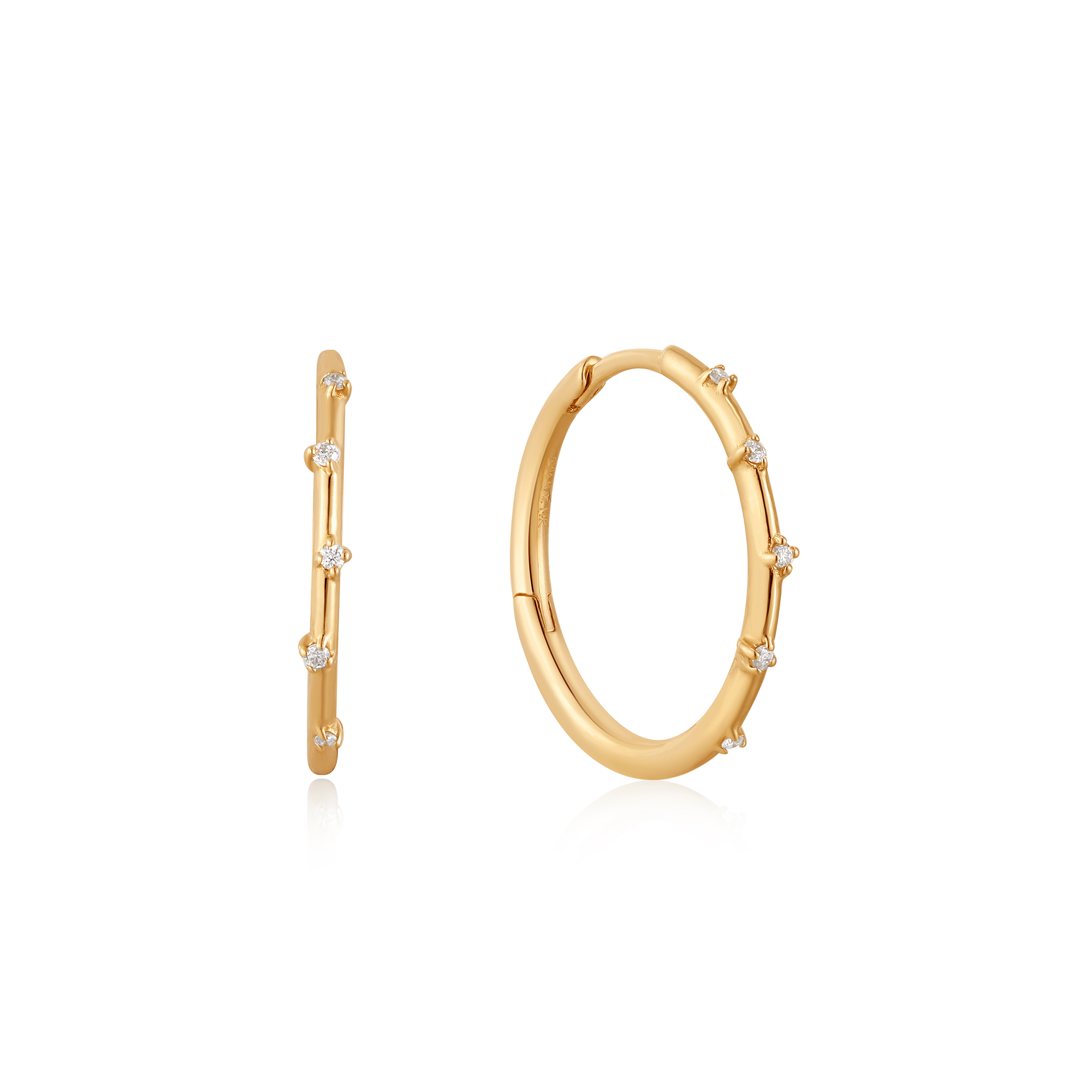Deze prachtige Ania Haie Stargazer Dia Moon Hoop EAU002-05YG 0.06ct 14k oorbellen zijn voorzien van een fijne diamant en zijn gemaakt van 14 karaat goud. De maanvormige hangers voegen een uniek en stijlvol accent toe aan elke outfit. Draag deze schitterende oorbellen voor een subtiele en elegante look. Perfect voor elke gelegenheid!