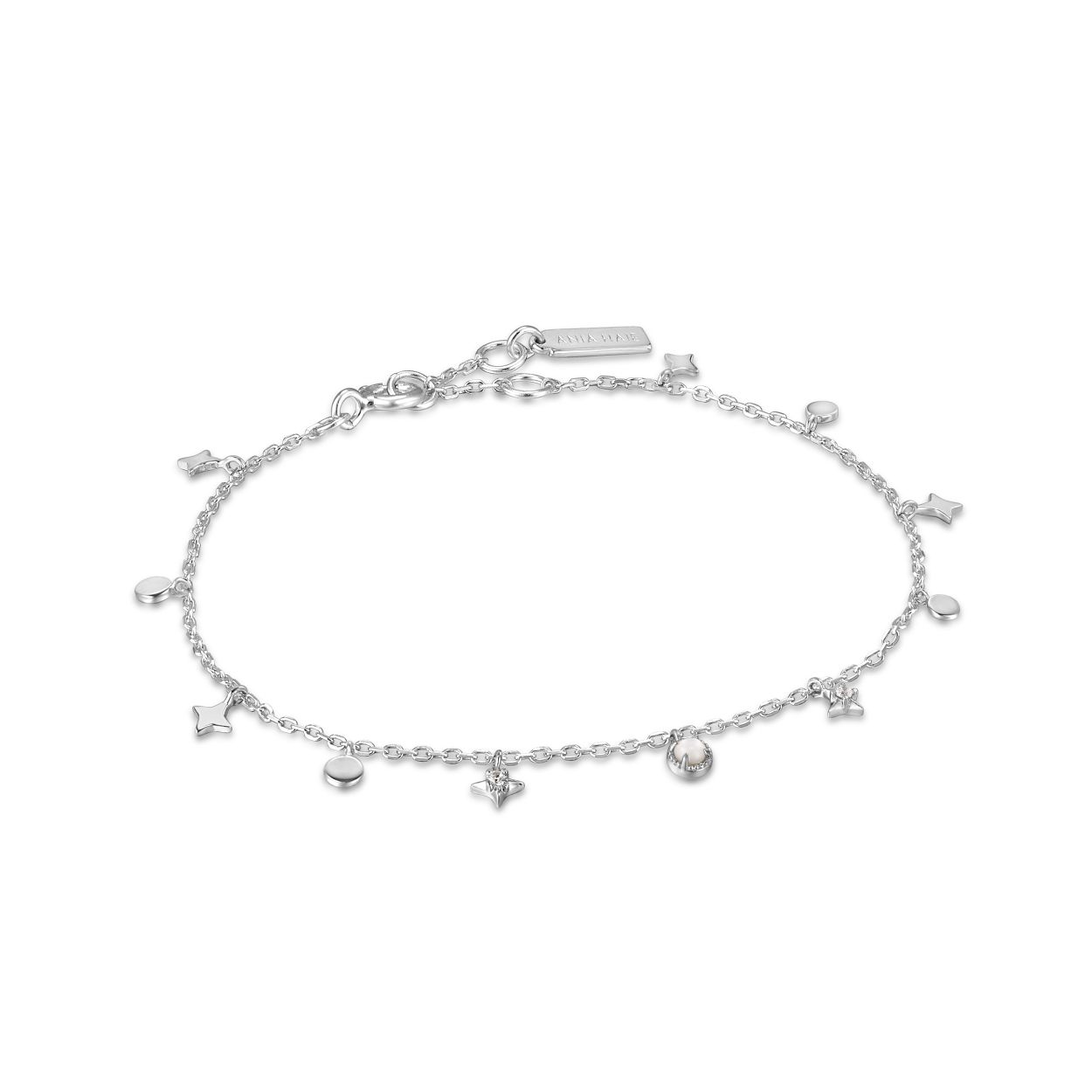 Silver Star Mother of Pearl Drop Anklet
Mist je collectie het perfecte gouden enkelbandje? Deze 925 sterling zilveren Star Mother of Pearl Drop Anklet uit de Rising Star-collectie van Ania Haie bestaat uit prachtige bedels met parels en zirkonia's. Ontworpen om te glinsteren bij elke stap. of je nu op het strand bent of niet. Draag dit enkelbandje met je favoriete teenslippers. hakken of sneakers. 

HET MERK
Ge�nspireerd door de laatste fashion trends is Ania Haie het toonaangevende sieradenmerk voor hoogkwalitatieve maar ook betaalbare zilveren sieraden. zonder op de kwaliteit in te leveren. Iedere collectie is gebaseerd op de laatste catwalktrends. waardoor Ania Haie snel tot h�t sieradenmerk voor stijlbewuste consumenten is verkozen. Elk sieraad wordt ontworpen om te combineren met andere sieraden waardoor je je eigen look kunt cre�ren. Maar ook zijn Ania Haie sieraden opvallend genoeg om op zichzelf te dragen. Sieraden uit de Ania Haie collectie zijn altijd gemaakt van 925 zilver met een finish van rhodium of van 14kt goud.

SPECIFICATIES
- Silver Star Mother of Pearl Drop Anklet
- Enkelbandje
- 925 zilver gerhodineerd
- Lengte verstelbaar: 23 - 25.5cm
- AH F034-01H