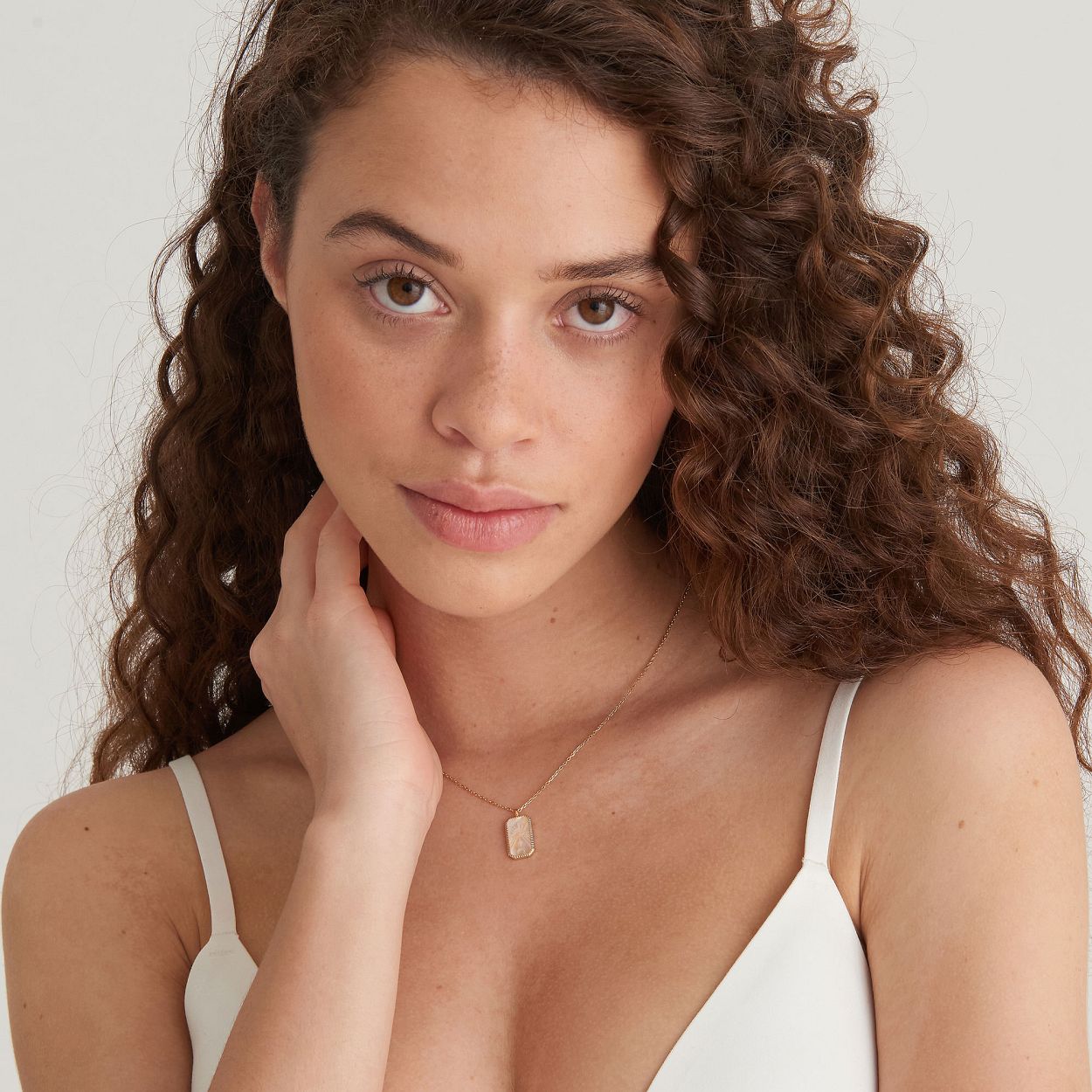 Deze collier is van het merk Ania Haie. Het is een damessieraad gemaakt van zilver. De collier is goud van kleur.