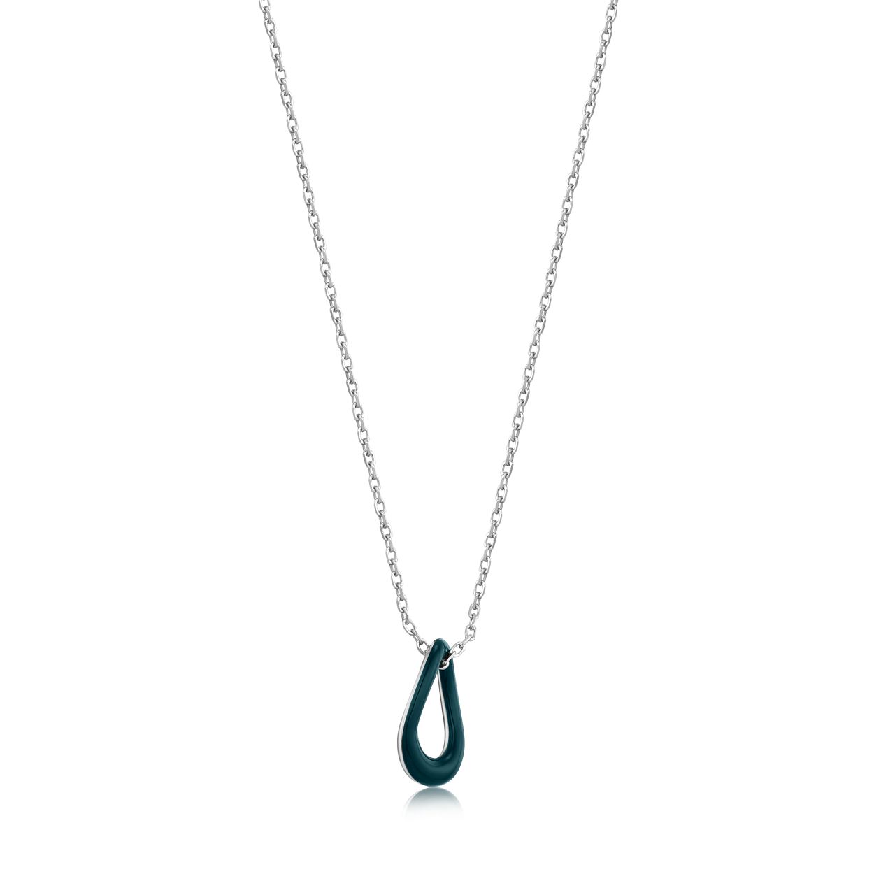 Steel de show met deze prachtige zilver gerhodineerde Forest Green Enamel Silver Twisted Pendant Necklace uit de Bright Future collectie van Ania Haie. Uniek aan deze ketting is dat de pendant omkeerbaar is en zo bij al je outfits past! De ene kant bestaat uit groen emaille en de andere kant is zilverkleurig. De Bright Future collectie komt voort uit het verlangen naar positiviteit na een onzekere periode.