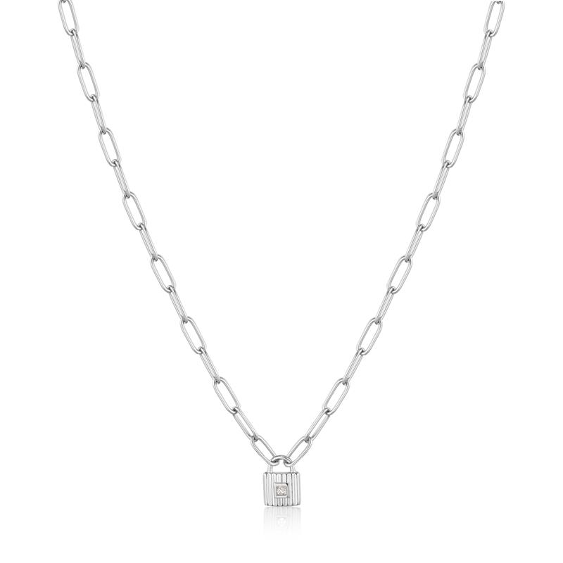 Upgrade je look met de Chunky Chain Padlock Necklace van Ania Haie. Deze ketting bestaat uit stoere ankerschakels met in het midden een hangslot met sprankelende zirkonia. Dit seizoen geeft het geliefde Londense sieradenmerk de trend een twist door het toevoegen van sleutel motieven en hangslot emblemen met de sprankeling van zirkonia. Ontdek het opvallende design en creëer je eigen signatuur.