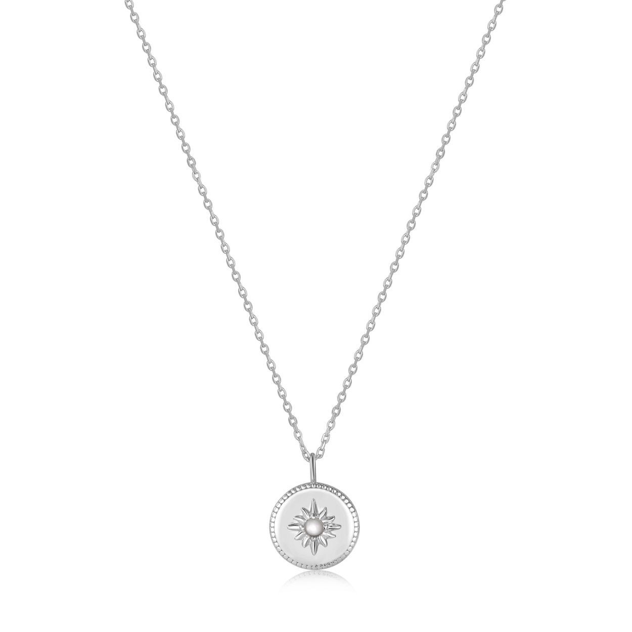 Silver Mother of Pearl Sun Pendant Necklace
Maak dit seizoen een statement met deze 925 sterling zilveren Mother of Pearl Sun Pendant Necklace uit de Rising Star-collectie van Ania Haie. Perfect om alleen te dragen of als laagje met meerdere kettingen voor een unieke en gestapelde look. Jij bepaalt zelf hoeveel shine & sparkle je toevoegt aan je outfit.

HET MERK
Ge�nspireerd door de laatste fashion trends is Ania Haie het toonaangevende sieradenmerk voor hoogkwalitatieve maar ook betaalbare zilveren sieraden. zonder op de kwaliteit in te leveren. Iedere collectie is gebaseerd op de laatste catwalktrends. waardoor Ania Haie snel tot h�t sieradenmerk voor stijlbewuste consumenten is verkozen. Elk sieraad wordt ontworpen om te combineren met andere sieraden waardoor je je eigen look kunt cre�ren. Maar ook zijn Ania Haie sieraden opvallend genoeg om op zichzelf te dragen. Sieraden uit de Ania Haie collectie zijn altijd gemaakt van 925 zilver met een finish van rhodium of van 14kt goud.

SPECIFICATIES
- Silver Mother of Pearl Sun Pendant Necklace
- Ketting
- 925 zilver gerhodineerd
- Lengte verstelbaar: 40 - 45cm
- AH N034-02H