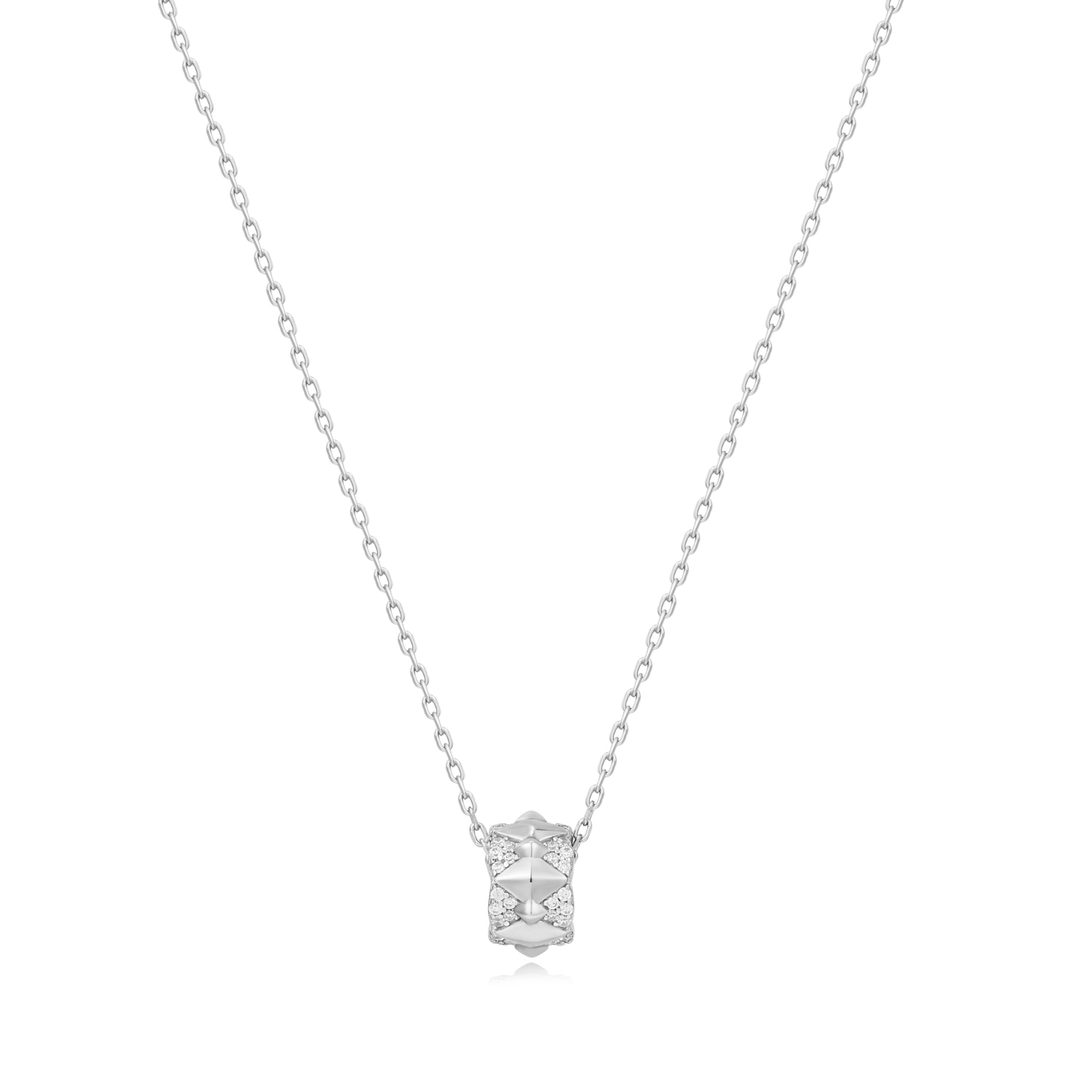 Voeg een statement hanger toe aan je sieradencollectie met deze gerhodineerde sterling zilveren ketting, de perfecte keuze om te combineren en te layeren. De geometrische hanger hangt aan een delicate zilveren schakelketting en is afgewerkt met glinsterende zirkonia's, waardoor het een veelzijdig sieraad is om je dagkleding mee op te fleuren of om 's avonds mee voor de dag te komen. Draag er sprankelende oorbellen bij om de look helemaal af te maken.

HET MERK
Geïnspireerd door de laatste fashion trends is Ania Haie het toonaangevende sieradenmerk voor hoogkwalitatieve maar ook betaalbare zilveren sieraden, zonder op de kwaliteit in te leveren. Iedere collectie is gebaseerd op de laatste catwalktrends, waardoor Ania Haie snel tot hét sieradenmerk voor stijlbewuste consumenten is verkozen. Elk sieraad wordt ontworpen om te combineren met andere sieraden waardoor je je eigen look kunt creëren. Maar ook zijn Ania Haie sieraden opvallend genoeg om op zichzelf te dragen.

SPECIFICATIES
- Ania Haie
- Collier
- 925 zilver 
- Lengte 53cm
- AH N053-02H