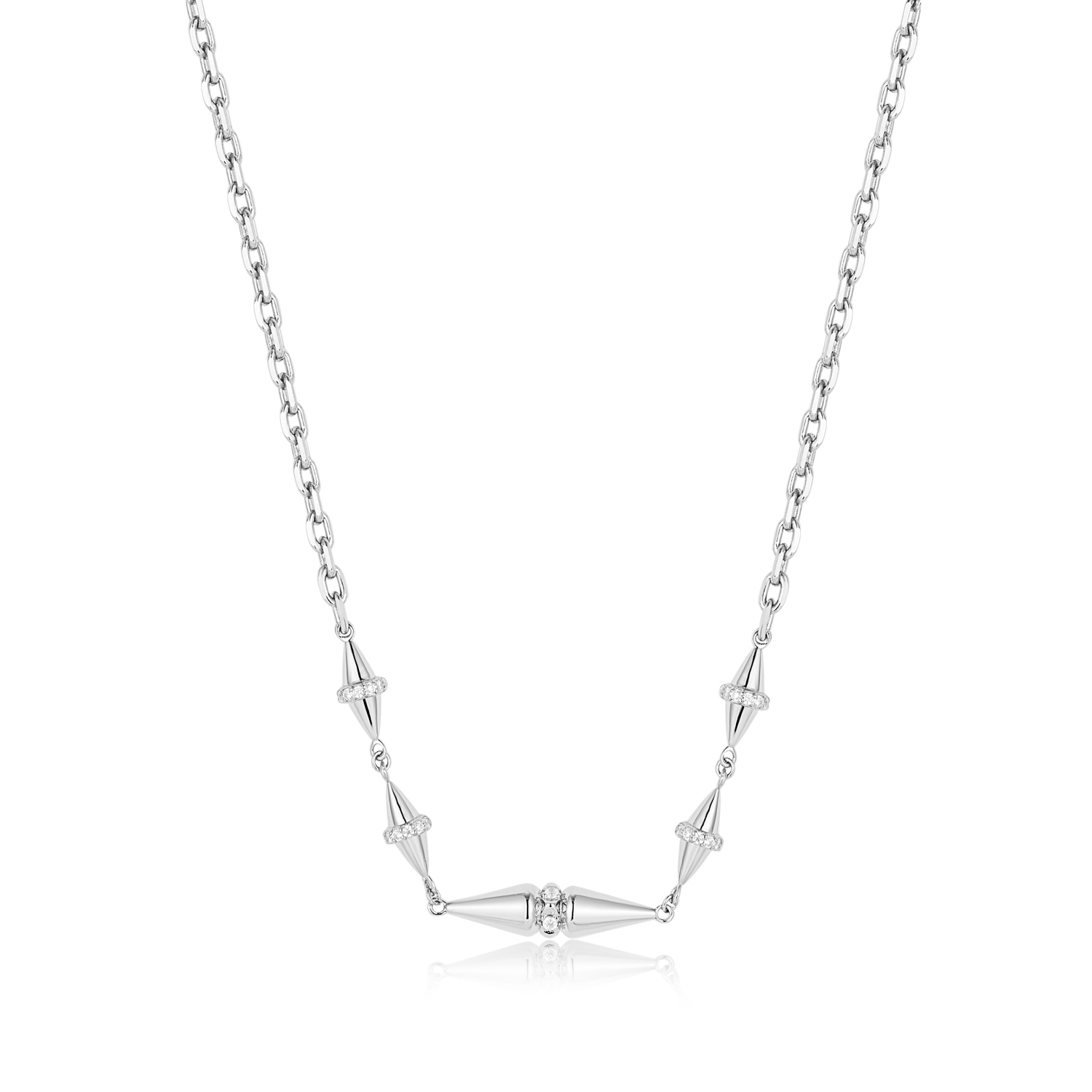 Omarm punk-geAÃ¯nspireerde schittering dit seizoen met een ketting die futuristische, geometrische vormen in balans brengt met glinsterende zirkonia's. Aan een gerhodineerde sterling zilveren schakelketting vind je een geometrisch middenstuk geflankeerd door 4 stud details, elk met een vleugje sprankeling. Combineer deze ketting met delicate kettingen of een stoere ketting.

HET MERK
GeAÃ¯nspireerd door de laatste fashion trends is Ania Haie het toonaangevende sieradenmerk voor hoogkwalitatieve maar ook betaalbare zilveren sieraden, zonder op de kwaliteit in te leveren. Iedere collectie is gebaseerd op de laatste catwalktrends, waardoor Ania Haie snel tot hAÃ©t sieradenmerk voor stijlbewuste consumenten is verkozen. Elk sieraad wordt ontworpen om te combineren met andere sieraden waardoor je je eigen look kunt creëren. Maar ook zijn Ania Haie sieraden opvallend genoeg om op zichzelf te dragen.

SPECIFICATIES
- Ania Haie
- Collier
- 925 zilver 
- Lengte 45cm