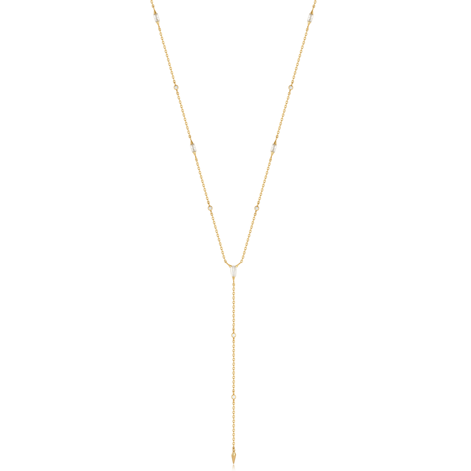 Knipoog dit seizoen naar de millenniumtrend met een throwback look die nooit uit de mode is geweest: de Y-ketting. Gemaakt van 14kt verguld sterlingzilver en afgewerkt met fonkelende zirkonia's, is deze statement ketting de perfecte manier om je decolleté te versieren bij een laag uitgesneden top of gelaagd over een hoge hals look voor een body chain look. 

HET MERK
Geïnspireerd door de laatste fashion trends is Ania Haie het toonaangevende sieradenmerk voor hoogkwalitatieve maar ook betaalbare zilveren sieraden, zonder op de kwaliteit in te leveren. Iedere collectie is gebaseerd op de laatste catwalktrends, waardoor Ania Haie snel tot hét sieradenmerk voor stijlbewuste consumenten is verkozen. Elk sieraad wordt ontworpen om te combineren met andere sieraden waardoor je je eigen look kunt creëren. Maar ook zijn Ania Haie sieraden opvallend genoeg om op zichzelf te dragen.

SPECIFICATIES
- Ania Haie
- Collier
- 925 zilver met gold plating
- Lengte 50cm
- AH N053-05G