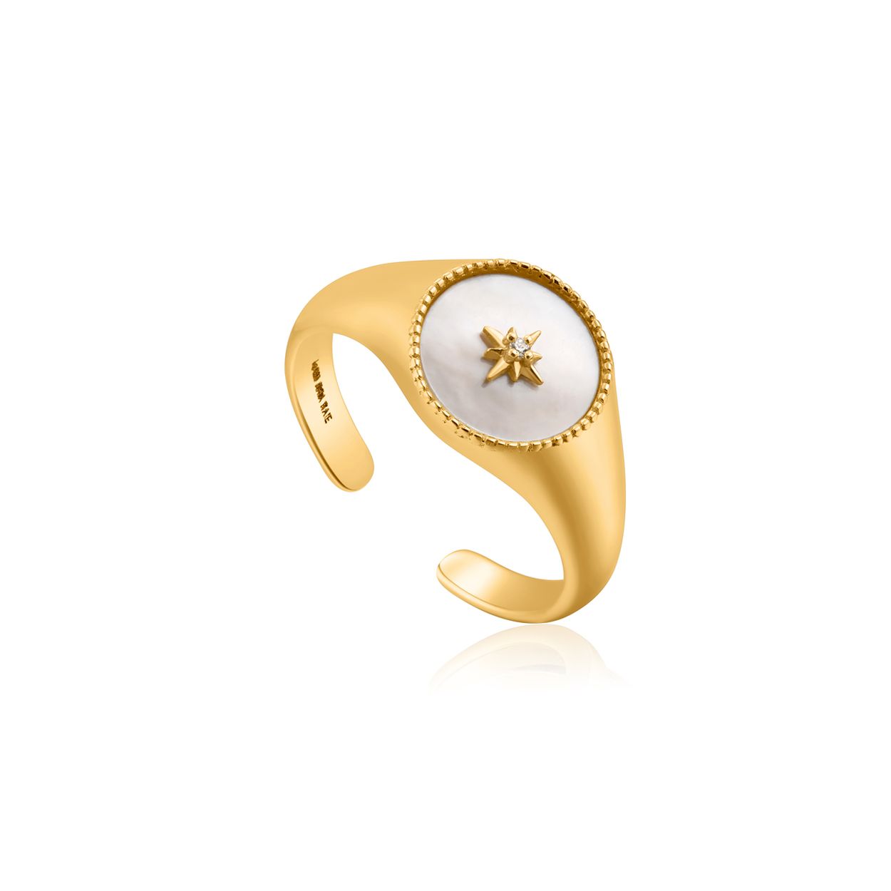 Zilver vergulde ring met een ronde zegel van parelmoer. in het midden van de zegel is een klein zirkonia gezet. De ring is aan de onderkant open zodat het verstelbaar is in verschillende maten.