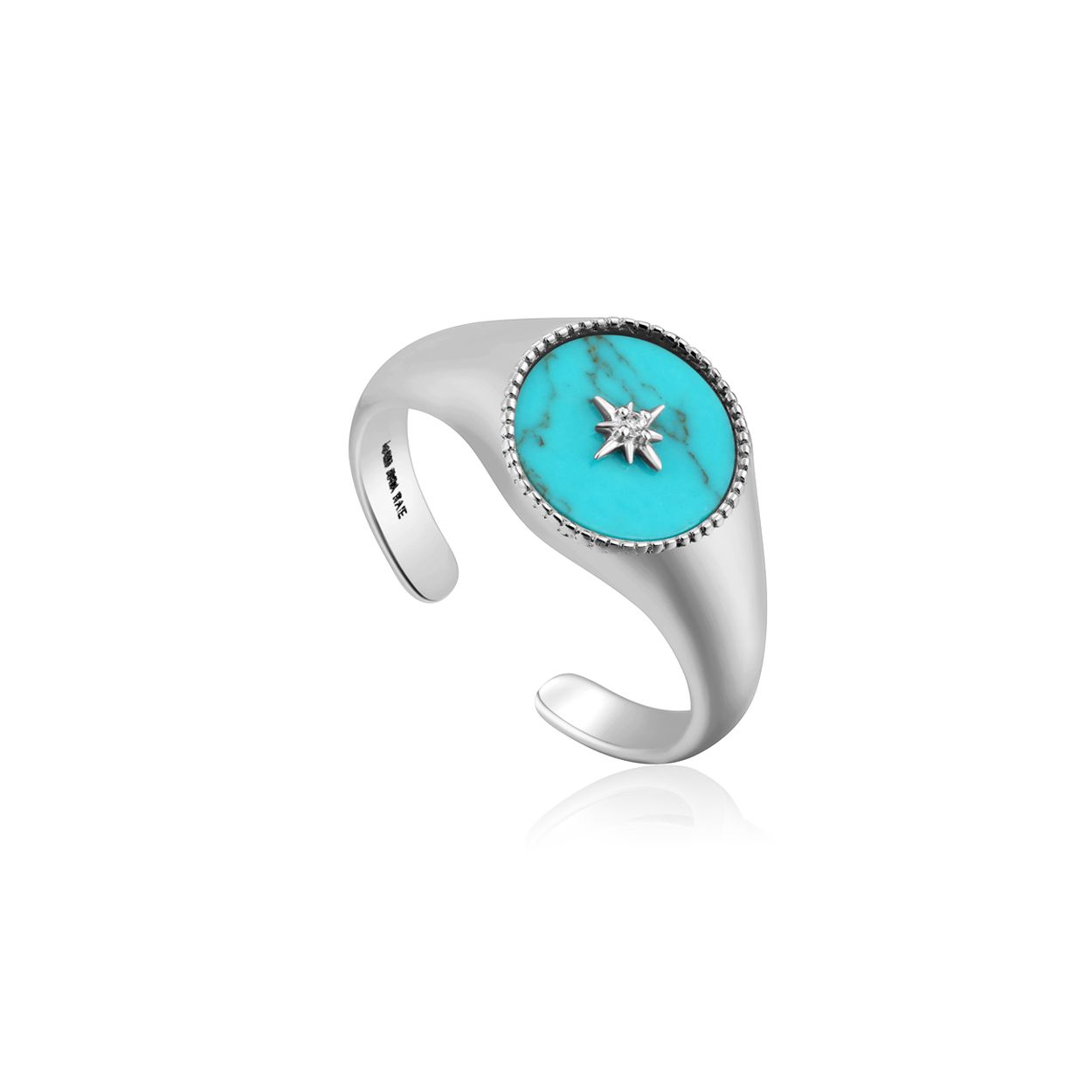 TURQUOISE EMBLEM SIGNET RING
Deze Ania Haie ring uit de serie Hidden Gem is 925 zilver gerhodineerd. De Hidden Gem serie omarmt de natuur met de turquoise en parelmoeren elementen!

HET MERK
Ania Haie is een trendy london-based sieradenmerk. De sieraden zijn allemaal 925 zilver gerodineerd, 14kt gold plated of 14kt rosegold plated. De sieraden zijn perfect om te combineren, maar opvallend genoeg om op zichzelf te dragen. 

SPECIFICATIES
- Turquoise Emblem Signet Ring
- Ring
- 925 zilver gerhodineerd
- One size
- AH R022-01H