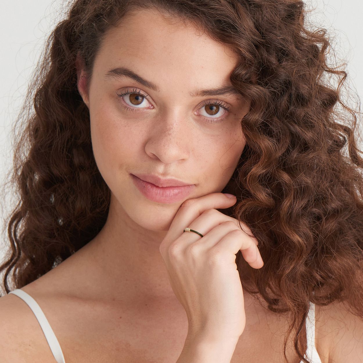 Deze 14K gold plated Forest Green Enamel Carabiner Gold Adjustable Ring van Ana Haie is een echte eyecatcher om je vinger. De ring bestaat uit groen emaille met een band van prachtige zirkonia’s. Geïnspireerd op de catwalk ‘joyfull glam’ komt de Bright Future collectie voort uit het verlangen naar positiviteit na een onzekere periode. De collectie biedt een prachtig kleurenpallet variërend van zeegroen, tot framboosrood. Deze ring is verstelbaar, waardoor het vinden van de juiste maat gemakkelijker is dan ooit. Door onderaan de band de twee uiteindes naar elkaar toe te knijpen of wijder te buigen maak je de ring eenvoudig passend voor elke vinger.